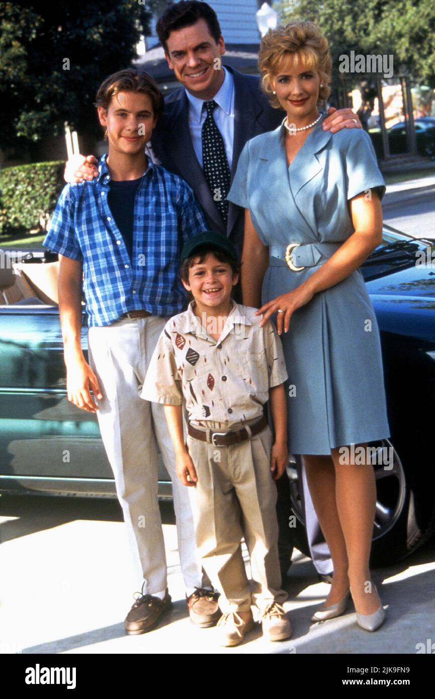 Erik Von Detten,Cameron Finley,Janine Turner & Christopher McDonald film: Laisser à Beaver (1997) personnages: Wallace 'Wally' Cleaver,Theodore 'Beaver' Cleaver,June Cleaver & Ward Cleaver Directeur: Andy Cadoff 22 août 1997 **AVERTISSEMENT** cette photographie est destinée à un usage éditorial exclusif et est le droit d'auteur d'UNIVERSAL et/ou du photographe assigné par la Société de film ou de production et ne peut être reproduite que par des publications en conjonction avec la promotion du film ci-dessus. Un crédit obligatoire pour UNIVERSEL est requis. Le photographe doit également être crédité lorsqu'il est connu. Aucune utilisation commerciale ne peut Banque D'Images