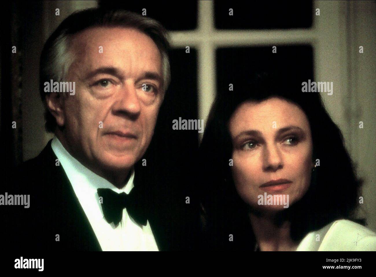 Jean-Pierre Cassel & Jacqueline Bisset film: A Judgment in Stone; la cérémonie (1995) personnages: Georges Lelievre & Catherine Lelievre Directeur: Claude Chabrol 30 août 1995 **AVERTISSEMENT** cette photographie est à usage éditorial exclusif et est le copyright du CINÉMA FRANCE 3 et/ou du photographe attribué par la Société de film ou de production et ne peut être reproduite que par des publications dans le cadre de la promotion du film ci-dessus. Un crédit obligatoire pour LE CINÉMA FRANCE 3 est requis. Le photographe doit également être crédité lorsqu'il est connu. Aucune utilisation commerciale ne peut être accordée sans autorisation écrite Banque D'Images