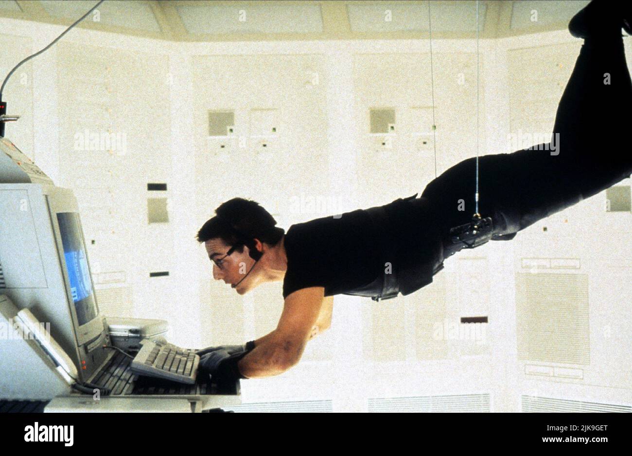 Tom Cruise film Mission : impossible (USA 1996) personnages : Ethan Hunt réalisateur : Brian de Palma 22 mai 1996 **AVERTISSEMENT** cette photographie est à usage éditorial exclusif et est la propriété intellectuelle de PARAMOUNT PICTURES et/ou du photographe désigné par le film ou la société de production et ne peut être reproduite que par des publications en liaison avec la promotion du film ci-dessus. Un crédit obligatoire pour LES PHOTOS PARAMOUNT est requis. Le photographe doit également être crédité lorsqu'il est connu. Aucune utilisation commerciale ne peut être accordée sans autorisation écrite de The film Company. Banque D'Images