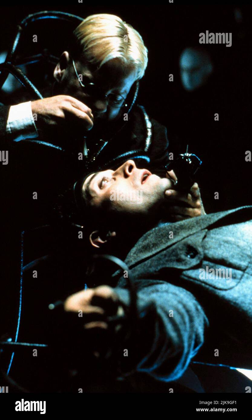 Kiefer Sutherland,Rufus Sewell film: Dark City (1998) personnages: Dr. Daniel P. Schreber,John Murdoch Directeur: Alex Proyas 27 février 1998 **AVERTISSEMENT** cette photographie est à usage éditorial exclusif et est le droit d'auteur d'UN NOUVEAU CINÉMA DE LIGNE et/ou du photographe assigné par la Société de film ou de production et ne peut être reproduite que par des publications dans le cadre de la promotion du film ci-dessus. Un crédit obligatoire pour UNE NOUVELLE LIGNE DE CINÉMA est requis. Le photographe doit également être crédité lorsqu'il est connu. Aucune utilisation commerciale ne peut être accordée sans l'autorisation écrite de la Société du film. Banque D'Images