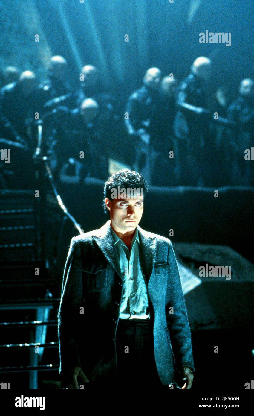 Rufus Sewell film: Dark City (1998) personnages: John Murdoch Directeur: Alex Proyas 27 février 1998 **AVERTISSEMENT** cette photographie est à usage éditorial exclusif et est le droit d'auteur d'UN NOUVEAU CINÉMA DE LIGNE et/ou du photographe assigné par la Société de film ou de production et ne peut être reproduite que par des publications dans le cadre de la promotion du film ci-dessus. Un crédit obligatoire pour UNE NOUVELLE LIGNE DE CINÉMA est requis. Le photographe doit également être crédité lorsqu'il est connu. Aucune utilisation commerciale ne peut être accordée sans l'autorisation écrite de la Société du film. Banque D'Images