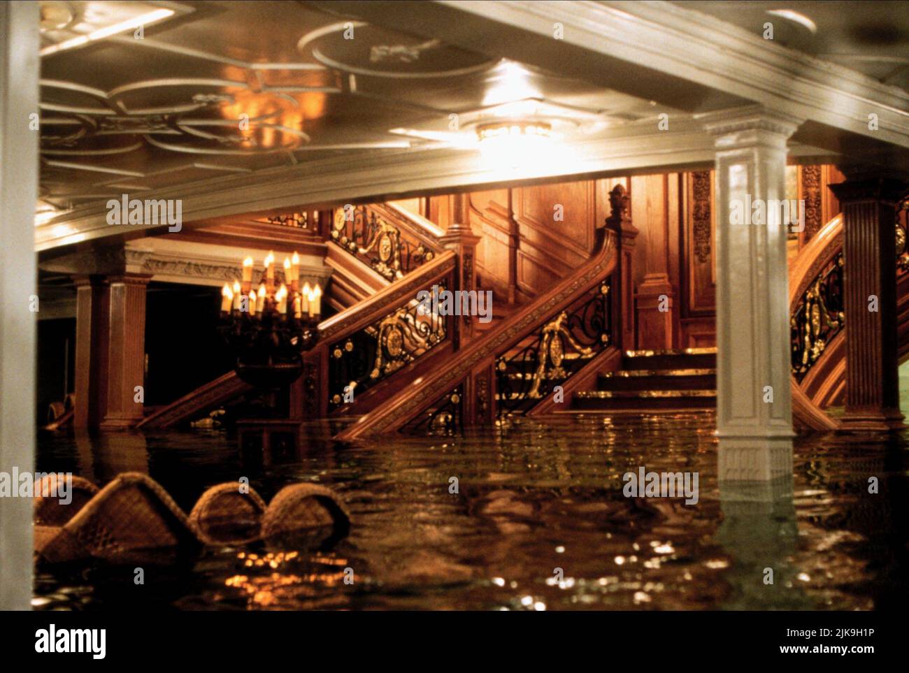 Scene film Titanic (USA 1997) réalisateur : James Cameron 01 novembre 1997 **AVERTISSEMENT** cette photographie est à usage éditorial exclusif et est la propriété de 20TH CENTURY FOX et/ou du photographe désigné par le film ou la société de production et ne peut être reproduite que par des publications en liaison avec la promotion du film ci-dessus. Un crédit obligatoire pour 20TH CENTURY FOX est requis. Le photographe doit également être crédité lorsqu'il est connu. Aucune utilisation commerciale ne peut être accordée sans autorisation écrite de The film Company. Banque D'Images