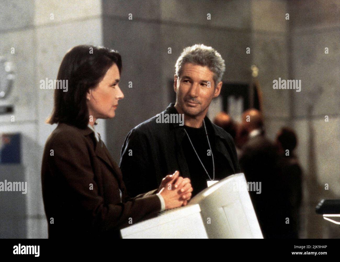 Diane Venora & Richard Gere film The Jackal (1997) personnages : Major Valentina Koslova & Declan Mulqueen réalisateur : Michael Caton-Jones 14 novembre 1997 **AVERTISSEMENT** cette photographie est réservée à un usage éditorial et est la propriété de MCAUNIVERSAL et/ou du photographe désigné par le film ou la société de production et ne peut être reproduite que par des publications en liaison avec la promotion du film ci-dessus. Un crédit obligatoire à MCAUNIVERSAL est requis. Le photographe doit également être crédité lorsqu'il est connu. Aucune utilisation commerciale ne peut être accordée sans autorisation écrite de The film Company. Banque D'Images