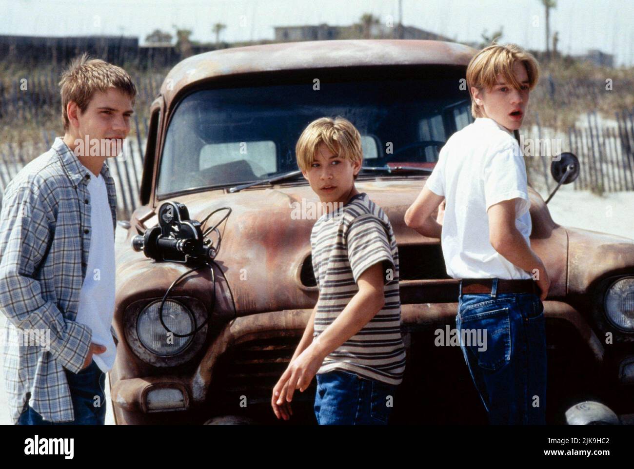 Scott Bairstow, Jonathan Taylor Thomas, Devon Sawa film: Wild America (1997) personnages: Marty Stouffer Jr.,Marshall Stouffer,Mark Stouffer Directeur: William Chère 02 juillet 1997 **AVERTISSEMENT** cette photographie est destinée à un usage éditorial seulement et est le copyright de WARNER BROS et/ou le photographe assigné par la Société de film ou de production et ne peut être reproduite que par des publications dans le cadre de la promotion du film ci-dessus. Un crédit obligatoire pour WARNER BROS est requis. Le photographe doit également être crédité lorsqu'il est connu. Aucune utilisation commerciale ne peut être accordée sans l'autorisation écrite du Banque D'Images