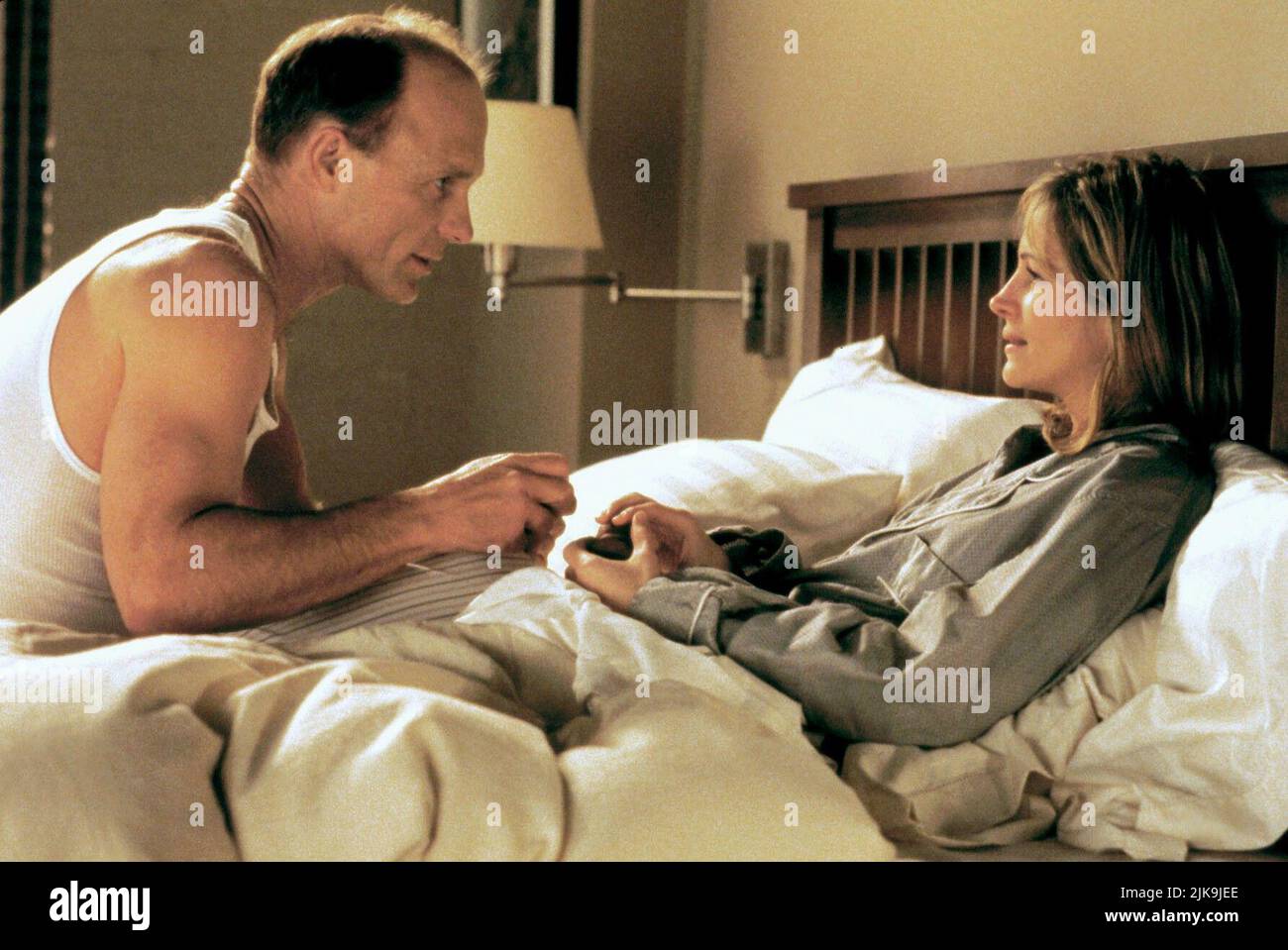 Ed Harris & Julia Roberts film : stepmom (1998) personnages : Luke Harrison & Isabel Kelly Directeur : Chris Columbus 15 décembre 1998 **AVERTISSEMENT** cette photographie est à usage éditorial exclusif et est le droit d'auteur de COLUMBIA et/ou le photographe assigné par la Société de film ou de production et ne peut être reproduite que par des publications dans le cadre de la promotion du film ci-dessus. Un crédit obligatoire pour LA COLOMBIE est requis. Le photographe doit également être crédité lorsqu'il est connu. Aucune utilisation commerciale ne peut être accordée sans l'autorisation écrite de la Société du film. Banque D'Images