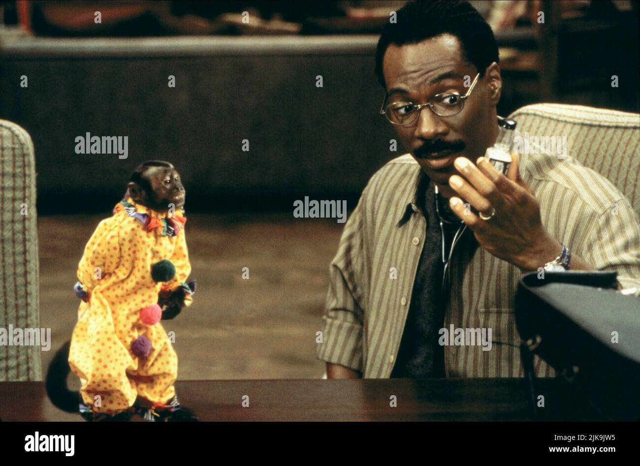 Eddie Murphy film Doctor Dolittle (USA 1998) personnages : Dr John Dolittle & réalisateur : Betty Thomas 13 juin 1998 **AVERTISSEMENT** cette photographie est à usage éditorial exclusif et est la propriété de 20TH CENTURY FOX et/ou du photographe désigné par la société de production et ne peut être reproduite que par des publications en liaison avec la promotion du film ci-dessus. Un crédit obligatoire pour 20TH CENTURY FOX est requis. Le photographe doit également être crédité lorsqu'il est connu. Aucune utilisation commerciale ne peut être accordée sans autorisation écrite de The film Company. Banque D'Images