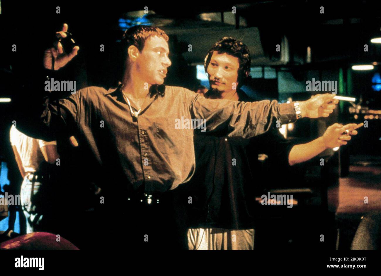 Jean-Claude Van Damme & Hark Tsui film Knock Off (1998) personnages : Marcus Ray & réalisateur : Hark Tsui 17 juillet 1998 **AVERTISSEMENT** cette photographie est réservée à un usage éditorial et est la propriété de TRISTAR et/ou du photographe désigné par le film ou la société de production et ne peut être reproduite que par des publications en liaison avec la promotion du film ci-dessus. Un crédit obligatoire pour TRISTAR est requis. Le photographe doit également être crédité lorsqu'il est connu. Aucune utilisation commerciale ne peut être accordée sans autorisation écrite de The film Company. Banque D'Images