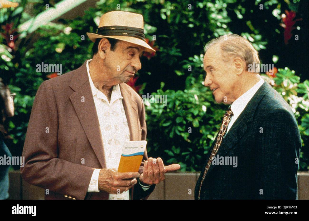 Walter Matlau & Jack Lemmon film: The Odd couple II (USA 1988) personnages: Oscar Madison & Felix Ungar Directeur: Howard Deutch 10 avril 1998 **AVERTISSEMENT** cette photographie est destinée à un usage éditorial exclusif et est le copyright des IMAGES PARAMOUNT et/ou du photographe assigné par la Société de film ou de production et ne peut être reproduite que par des publications en conjonction avec la promotion du film ci-dessus. Un crédit obligatoire pour LES PHOTOS PARAMOUNT est requis. Le photographe doit également être crédité lorsqu'il est connu. Aucune utilisation commerciale ne peut être accordée sans l'autorisation écrite de la Société du film. Banque D'Images