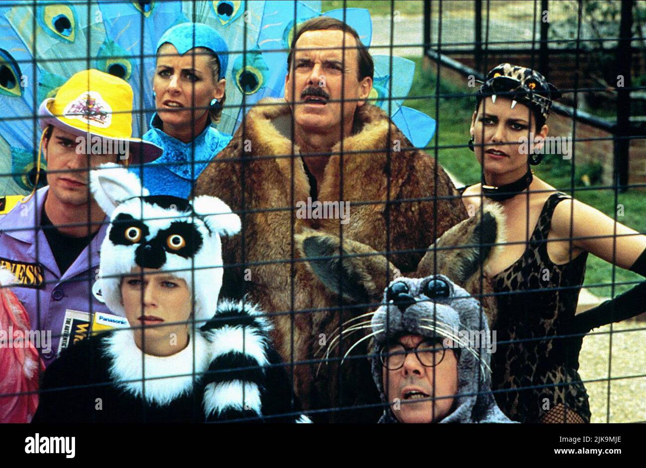 John Cleese, Carey Lowell, Ronnie Corbett film: Fierce Creatures (USA/UK 1997) personnages: Rollo Lee,Cub Felines,Reggie Sea Lions Directeur: Fred Schepei & Robert Young 23 janvier 1997 **AVERTISSEMENT** cette photographie est destinée à un usage éditorial exclusif et est protégée par les droits d'auteur des IMAGES UNIVERSELLES et/ou du photographe attribué par la société film ou production et ne peut être reproduite que par des publications dans le cadre de la promotion du film ci-dessus. Un crédit obligatoire pour LES PHOTOS UNIVERSELLES est requis. Le photographe doit également être crédité lorsqu'il est connu. Aucune utilisation commerciale ne peut être accordée sans bref Banque D'Images John Cleese, Carey Lowell, Ronnie Corbett film: Fierce Creatures (USA/UK 1997) personnages: Rollo Lee,Cub Felines,Reggie Sea Lions Directeur: Fred Schepei & Robert Young 23 janvier 1997 **AVERTISSEMENT** cette photographie est destinée à un usage éditorial exclusif et est protégée par les droits d'auteur des IMAGES UNIVERSELLES et/ou du photographe attribué par la société film ou production et ne peut être reproduite que par des publications dans le cadre de la promotion du film ci-dessus. Un crédit obligatoire pour LES PHOTOS UNIVERSELLES est requis. Le photographe doit également être crédité lorsqu'il est connu. Aucune utilisation commerciale ne peut être accordée sans bref Banque D'Images