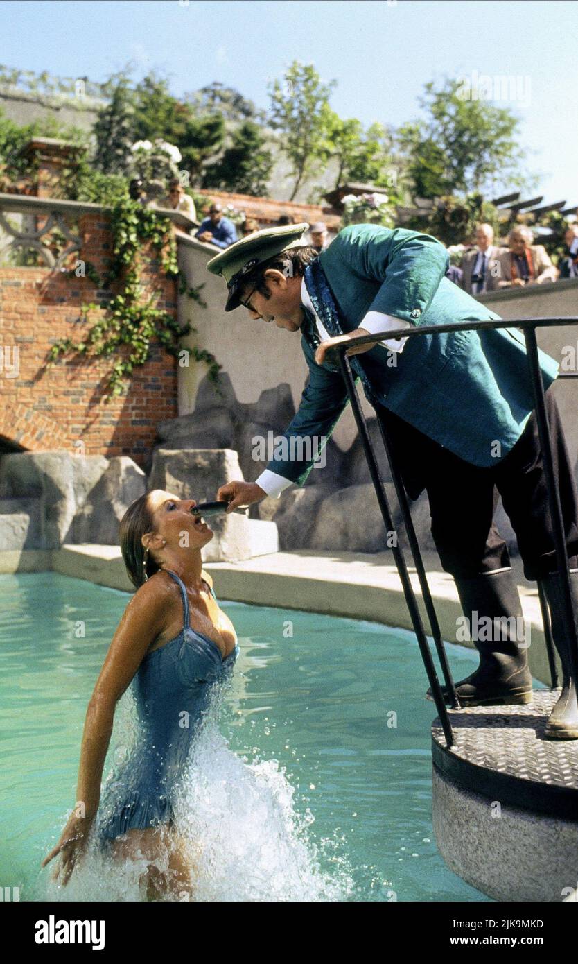 Lisa Hogan & Ronnie Corbett film : Fierce Creatures (USA/UK 1997) personnages : Sea Lion Keeper & Reggie Sea Lions Director : Fred Schepei & Robert Young 23 janvier 1997 **AVERTISSEMENT** cette photographie est destinée à un usage éditorial exclusif et est protégée par les droits d'auteur des IMAGES UNIVERSELLES et/ou du photographe attribué par la société film ou production et ne peut être reproduite que par des publications dans le cadre de la promotion du film ci-dessus. Un crédit obligatoire pour LES PHOTOS UNIVERSELLES est requis. Le photographe doit également être crédité lorsqu'il est connu. Aucune utilisation commerciale ne peut être accordée sans autorisation écrite de Banque D'Images