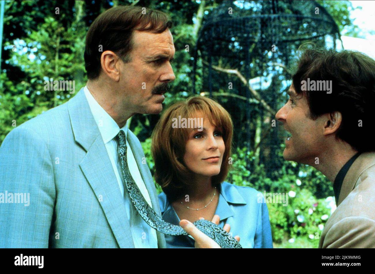 John Cleese, Jamie Lee Curtis, Kevin Kline film: Fierce Creatures (USA/UK 1997) personnages: Rollo Lee,Willa Weston,Vince McCain Directeur: Fred Schepei & Robert Young 23 janvier 1997 **AVERTISSEMENT** cette photographie est destinée à un usage éditorial exclusif et est protégée par les droits d'auteur des IMAGES UNIVERSELLES et/ou du photographe attribué par la société film ou production et ne peut être reproduite que par des publications dans le cadre de la promotion du film ci-dessus. Un crédit obligatoire pour LES PHOTOS UNIVERSELLES est requis. Le photographe doit également être crédité lorsqu'il est connu. Aucune utilisation commerciale ne peut être accordée sans autorisation Banque D'Images John Cleese, Jamie Lee Curtis, Kevin Kline film: Fierce Creatures (USA/UK 1997) personnages: Rollo Lee,Willa Weston,Vince McCain Directeur: Fred Schepei & Robert Young 23 janvier 1997 **AVERTISSEMENT** cette photographie est destinée à un usage éditorial exclusif et est protégée par les droits d'auteur des IMAGES UNIVERSELLES et/ou du photographe attribué par la société film ou production et ne peut être reproduite que par des publications dans le cadre de la promotion du film ci-dessus. Un crédit obligatoire pour LES PHOTOS UNIVERSELLES est requis. Le photographe doit également être crédité lorsqu'il est connu. Aucune utilisation commerciale ne peut être accordée sans autorisation Banque D'Images