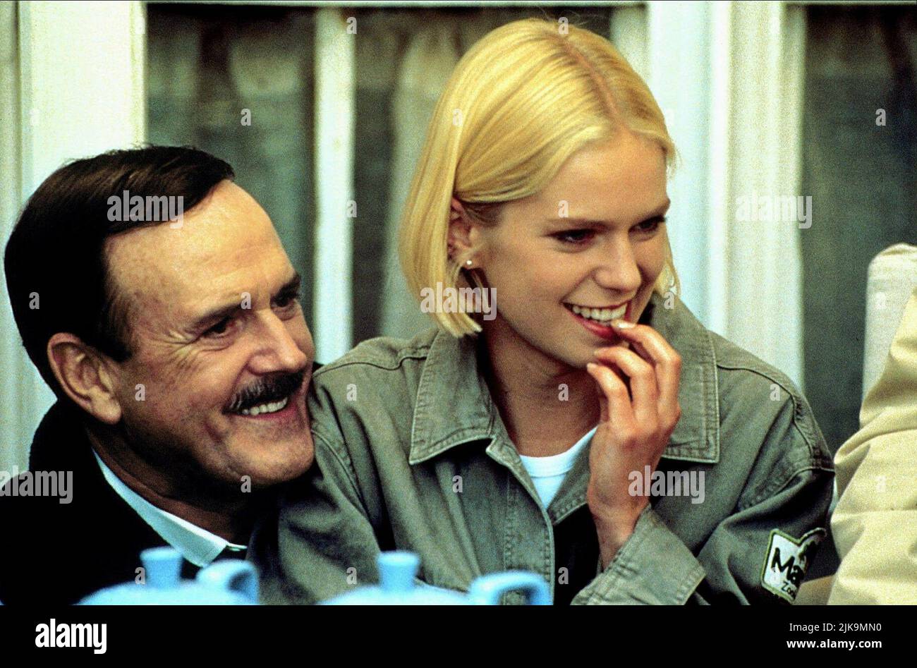 John Cleese & Cynthia Cleese film: Fierce Creatures (USA/UK 1997) personnages: Rollo Lee & PIP petits mammifères Directeur: Fred Schepei & Robert Young 23 janvier 1997 **AVERTISSEMENT** cette photographie est destinée à un usage éditorial exclusif et est protégée par les droits d'auteur des IMAGES UNIVERSELLES et/ou du photographe attribué par la société film ou production et ne peut être reproduite que par des publications dans le cadre de la promotion du film ci-dessus. Un crédit obligatoire pour LES PHOTOS UNIVERSELLES est requis. Le photographe doit également être crédité lorsqu'il est connu. Aucune utilisation commerciale ne peut être accordée sans l'autorisation écrite du Banque D'Images John Cleese & Cynthia Cleese film: Fierce Creatures (USA/UK 1997) personnages: Rollo Lee & PIP petits mammifères Directeur: Fred Schepei & Robert Young 23 janvier 1997 **AVERTISSEMENT** cette photographie est destinée à un usage éditorial exclusif et est protégée par les droits d'auteur des IMAGES UNIVERSELLES et/ou du photographe attribué par la société film ou production et ne peut être reproduite que par des publications dans le cadre de la promotion du film ci-dessus. Un crédit obligatoire pour LES PHOTOS UNIVERSELLES est requis. Le photographe doit également être crédité lorsqu'il est connu. Aucune utilisation commerciale ne peut être accordée sans l'autorisation écrite du Banque D'Images