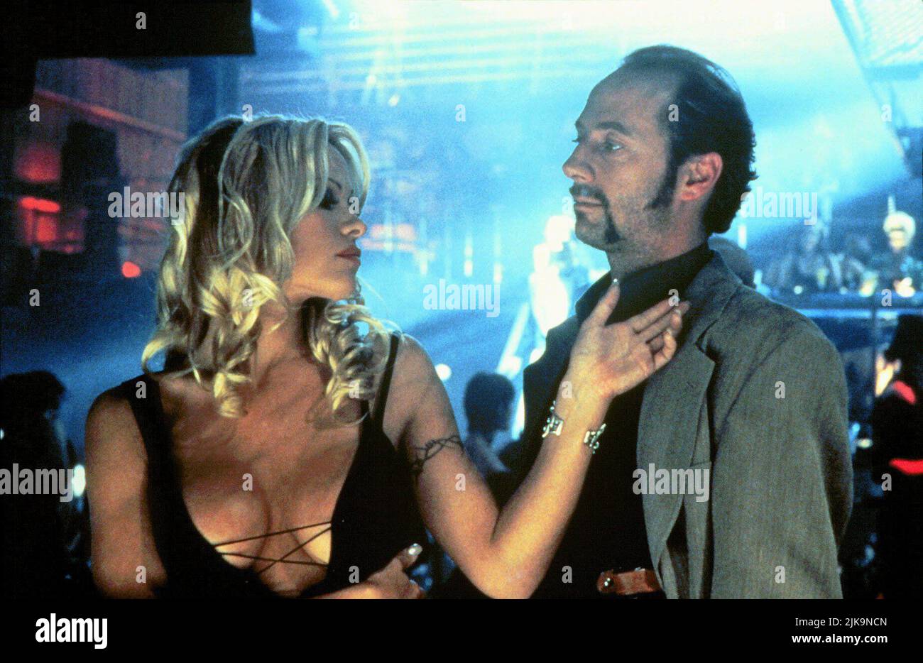 Pamela Anderson & Steve Railsback film: Barb Wire (USA 1996) personnages: Barb Wire (comme Pamela Anderson Lee) et Colonel Pryzer Directeur: David Hogan 03 mai 1996 **AVERTISSEMENT** cette photographie est à usage éditorial exclusif et est le droit d'auteur de POLYGRAM et/ou le photographe assigné par la Société de film ou de production et ne peut être reproduite que par des publications dans le cadre de la promotion du film ci-dessus. Un crédit obligatoire pour LE POLYGRAMME est requis. Le photographe doit également être crédité lorsqu'il est connu. Aucune utilisation commerciale ne peut être accordée sans l'autorisation écrite de la Société du film. Banque D'Images