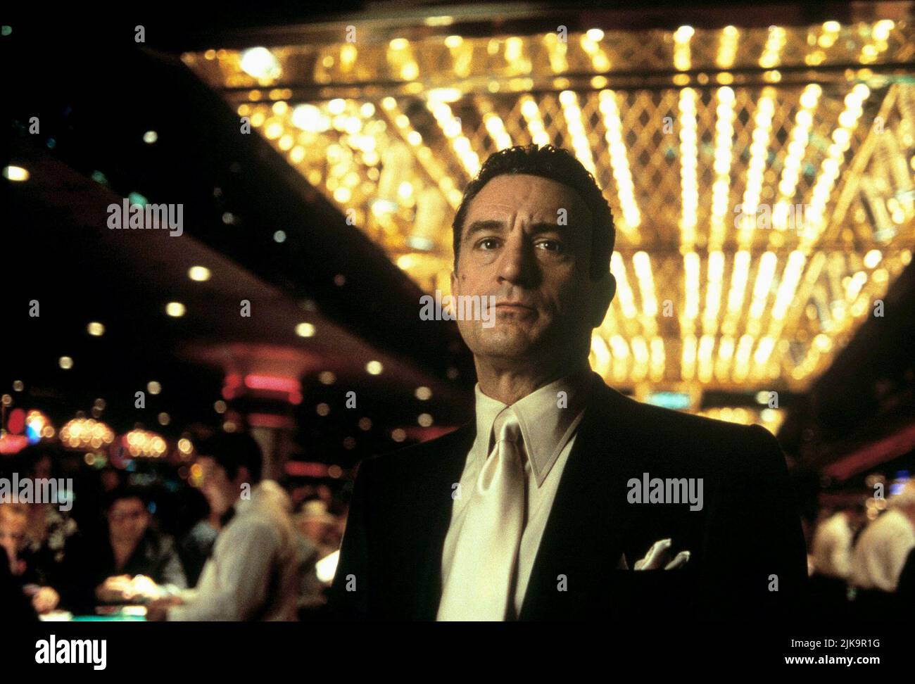 Robert de Niro film Casino (USA/FR 1995) personnages : Sam 'Ace' Rothstein réalisateur : Martin Scorsese 14 novembre 1995 **AVERTISSEMENT** cette photographie est réservée à un usage éditorial et est protégée par LES droits d'auteur de UNIVERSAL PICTURES et/ou du photographe désigné par la société cinématographique ou de production et ne peut être reproduite que par des publications en liaison avec la promotion du film ci-dessus. Un crédit obligatoire pour UNIVERSAL PICTURES est requis. Le photographe doit également être crédité lorsqu'il est connu. Aucune utilisation commerciale ne peut être accordée sans autorisation écrite de The film Company. Banque D'Images