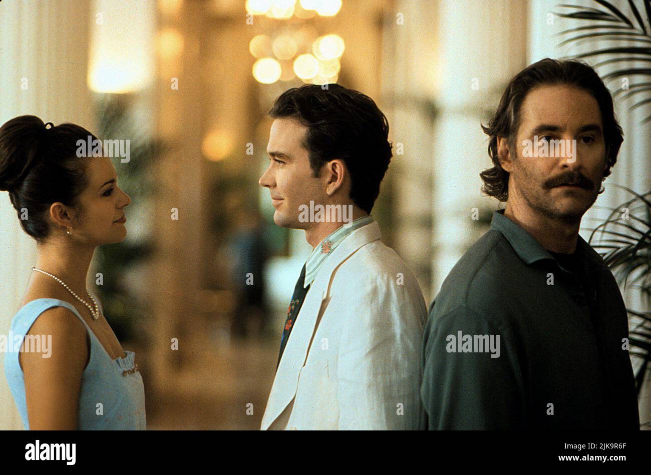 Susan Anbeh, Timothy Hutton & Kevin Kline film: French Kiss (1995) personnages: ,Charlie & Luc Teyssier Directeur: Lawrence Kasdan 05 mai 1995 **AVERTISSEMENT** cette photographie est à usage éditorial exclusif et est le droit d'auteur de 20 CENTURY FOX et/ou le photographe assigné par la Société de film ou de production et ne peut être reproduite que par des publications dans le cadre de la promotion du film ci-dessus. Un crédit obligatoire à 20 CENTURY FOX est requis. Le photographe doit également être crédité lorsqu'il est connu. Aucune utilisation commerciale ne peut être accordée sans l'autorisation écrite de la Société du film. Banque D'Images