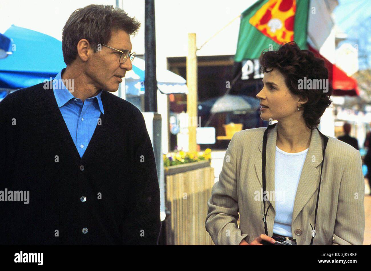 Harrison Ford & Julia Ormond film: Sabrina (USA/DE 1995) personnages: Linus Larrabee & Sabrina Fairchild Directeur: Sydney Pollack 15 décembre 1995 **AVERTISSEMENT** cette photographie est destinée à un usage éditorial exclusif et est le copyright des IMAGES PARAMOUNT et/ou du photographe assigné par la Société de film ou de production et ne peut être reproduite que par des publications en conjonction avec la promotion du film ci-dessus. Un crédit obligatoire pour LES PHOTOS PARAMOUNT est requis. Le photographe doit également être crédité lorsqu'il est connu. Aucune utilisation commerciale ne peut être accordée sans l'autorisation écrite de la Société du film. Banque D'Images