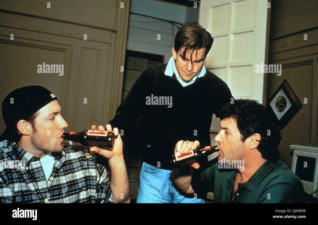 Edward Burns, Mike McGlone, Jack Mulahy film: The Brothers McMullen (1995) personnages: Barry / Finbar McMullen,Patrick McMullen,Jack McMullen Directeur: Edward Burns 09 août 1995 **AVERTISSEMENT** cette photographie est à usage éditorial exclusif et est le droit d'auteur de FOX SEARCHLIGHT et/ou le photographe assigné par la Société de film ou de production et ne peut être reproduite que par des publications dans le cadre de la promotion du film ci-dessus. Un crédit obligatoire pour FOX SEARCHLIGHT est requis. Le photographe doit également être crédité lorsqu'il est connu. Aucune utilisation commerciale ne peut être accordée sans auteur écrit Banque D'Images