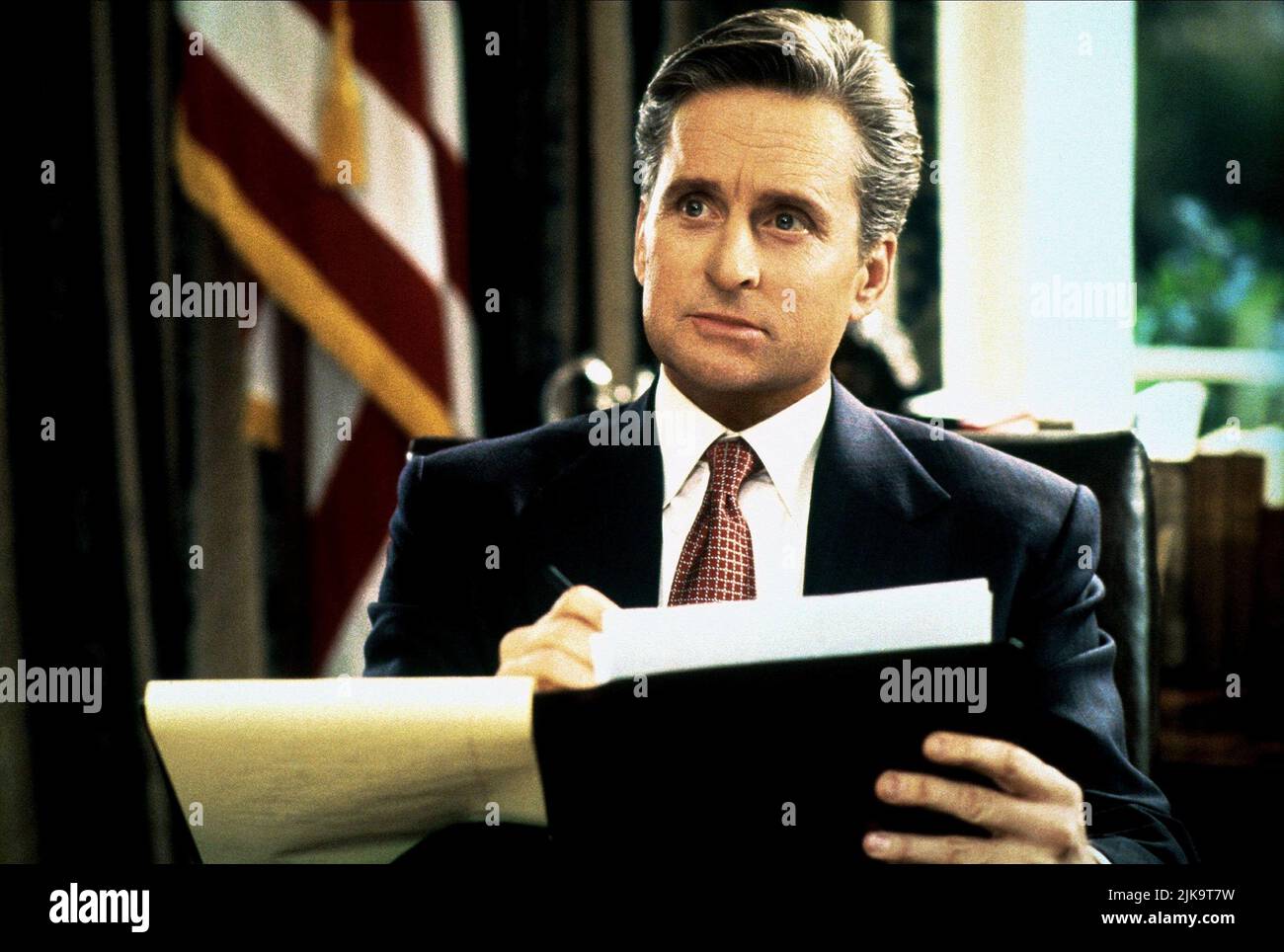 Michael Douglas film le Président américain (1996) personnages : Président Andrew Shepherd réalisateur : Rob Reiner 08 novembre 1995 **AVERTISSEMENT** cette photographie est à usage éditorial seulement et est la propriété de COLUMBIA et/ou du photographe désigné par The film or production Company et ne peut être reproduite que par des publications en liaison avec la promotion du film ci-dessus. Un crédit obligatoire à COLUMBIA est requis. Le photographe doit également être crédité lorsqu'il est connu. Aucune utilisation commerciale ne peut être accordée sans autorisation écrite de The film Company. Banque D'Images