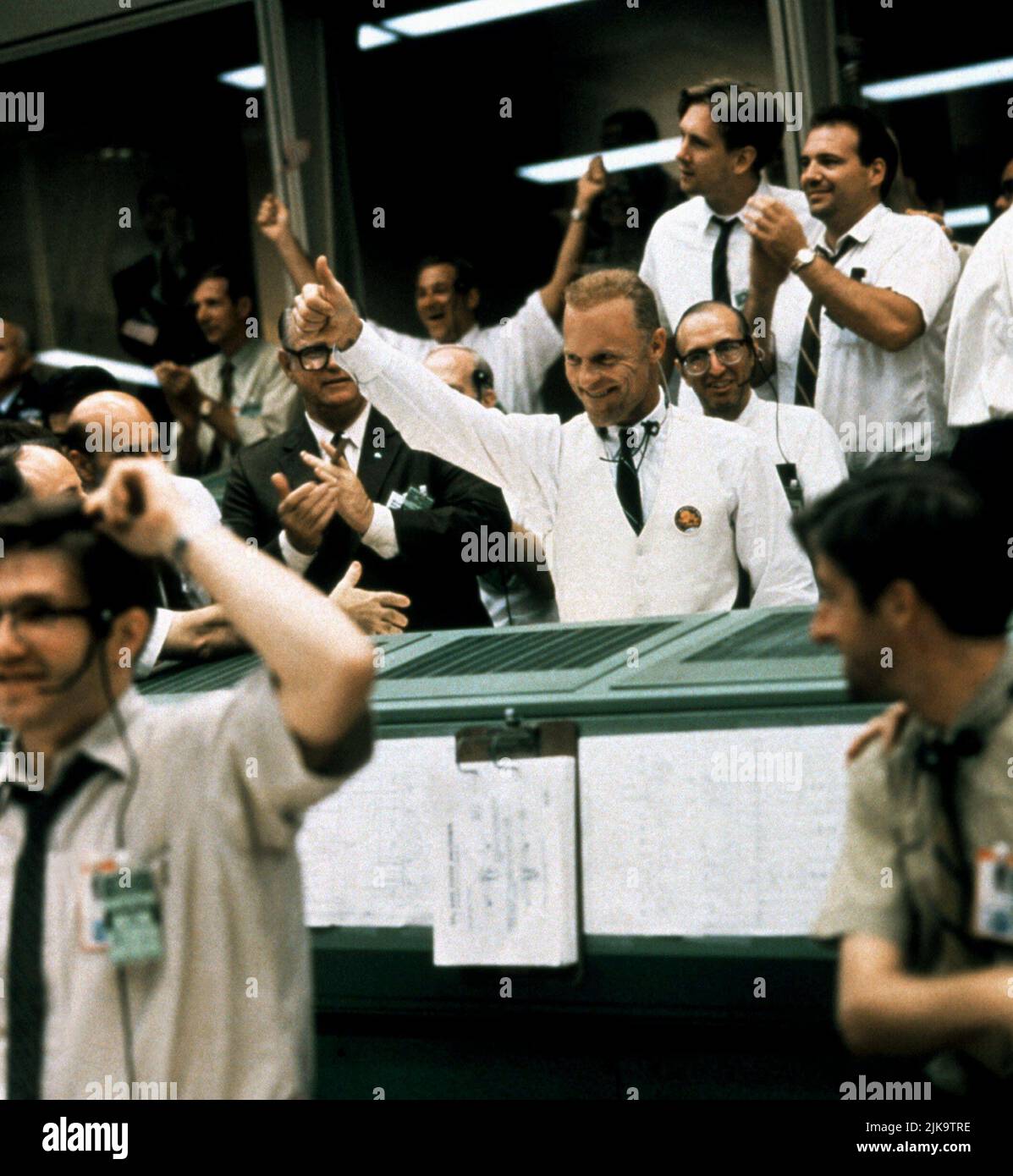 Ed Harris film Apollo 13 (USA 1995) personnages : Gene Kranz réalisateur : Ron Howard 22 juin 1995 **AVERTISSEMENT** cette photographie est réservée à un usage éditorial et est protégée par les droits d'auteur d'UNIVERSAL et/ou du photographe désigné par The film or production Company et ne peut être reproduite que par des publications dans le cadre de la promotion du film ci-dessus. Un crédit obligatoire pour UNIVERSAL est requis. Le photographe doit également être crédité lorsqu'il est connu. Aucune utilisation commerciale ne peut être accordée sans autorisation écrite de The film Company. Banque D'Images