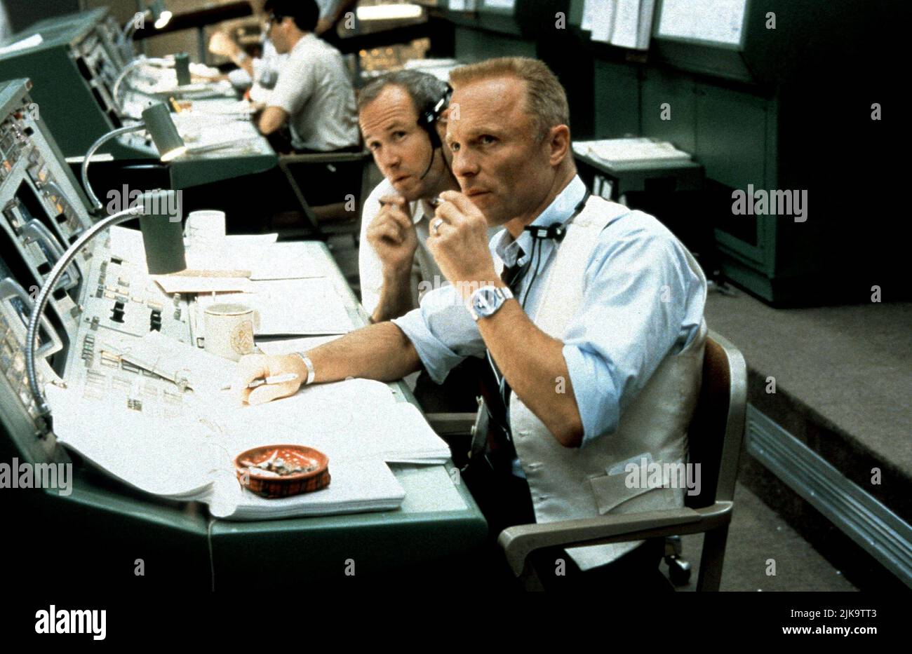 Ed Harris film Apollo 13 (USA 1995) personnages : Gene Kranz réalisateur : Ron Howard 22 juin 1995 **AVERTISSEMENT** cette photographie est réservée à un usage éditorial et est protégée par les droits d'auteur d'UNIVERSAL et/ou du photographe désigné par The film or production Company et ne peut être reproduite que par des publications dans le cadre de la promotion du film ci-dessus. Un crédit obligatoire pour UNIVERSAL est requis. Le photographe doit également être crédité lorsqu'il est connu. Aucune utilisation commerciale ne peut être accordée sans autorisation écrite de The film Company. Banque D'Images