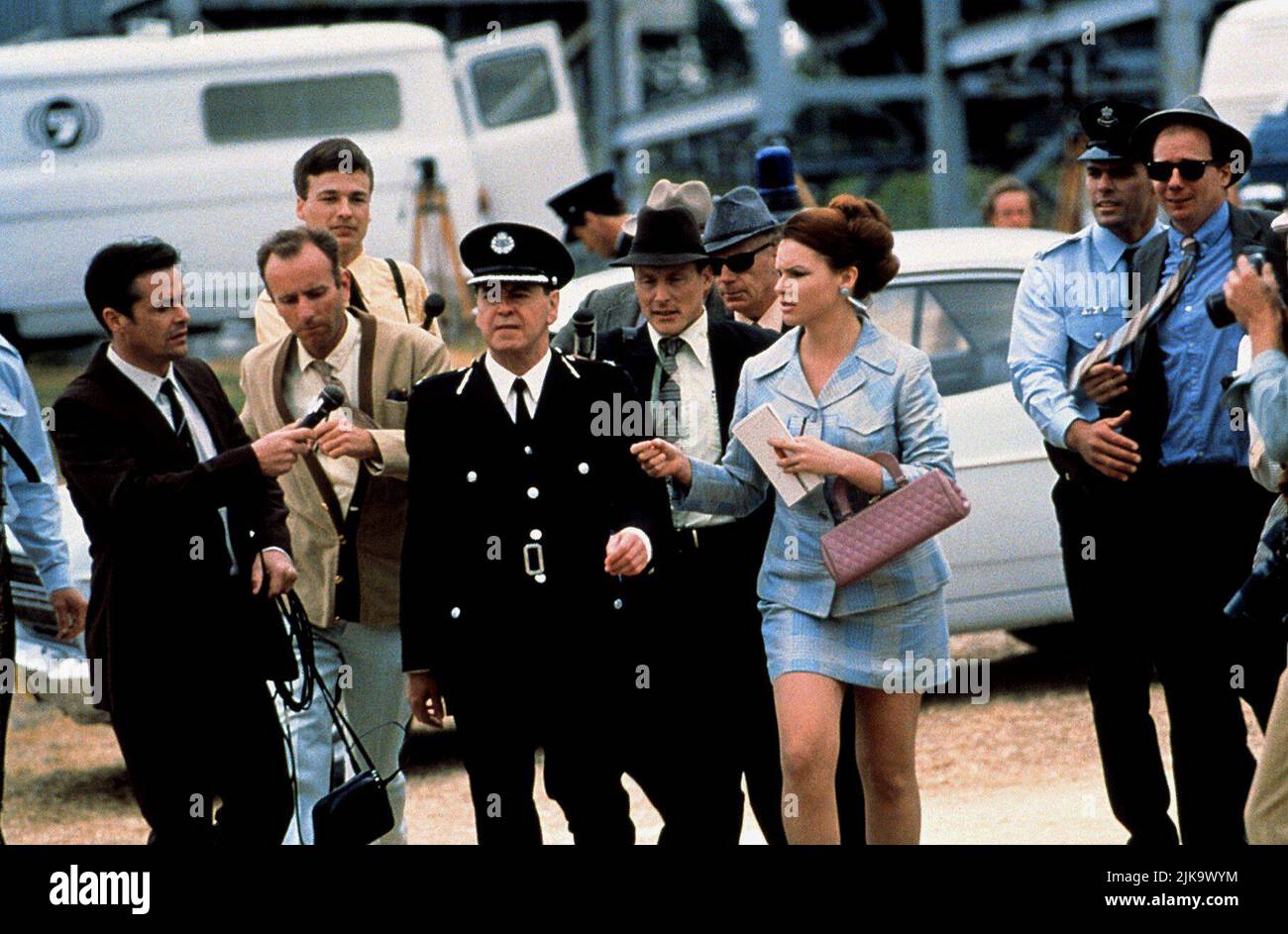 Reporters & Policeman film Mr. Reliable (1996) réalisatrice : Nadia Tass 22 novembre 1996 **AVERTISSEMENT** cette photographie est réservée à un usage éditorial et est protégée par les droits d'auteur de GRAMERCY et/ou du photographe désigné par la société de production et ne peut être reproduite que par des publications dans le cadre de la promotion du film ci-dessus. Un crédit obligatoire à GRAMERCY est requis. Le photographe doit également être crédité lorsqu'il est connu. Aucune utilisation commerciale ne peut être accordée sans autorisation écrite de The film Company. Banque D'Images