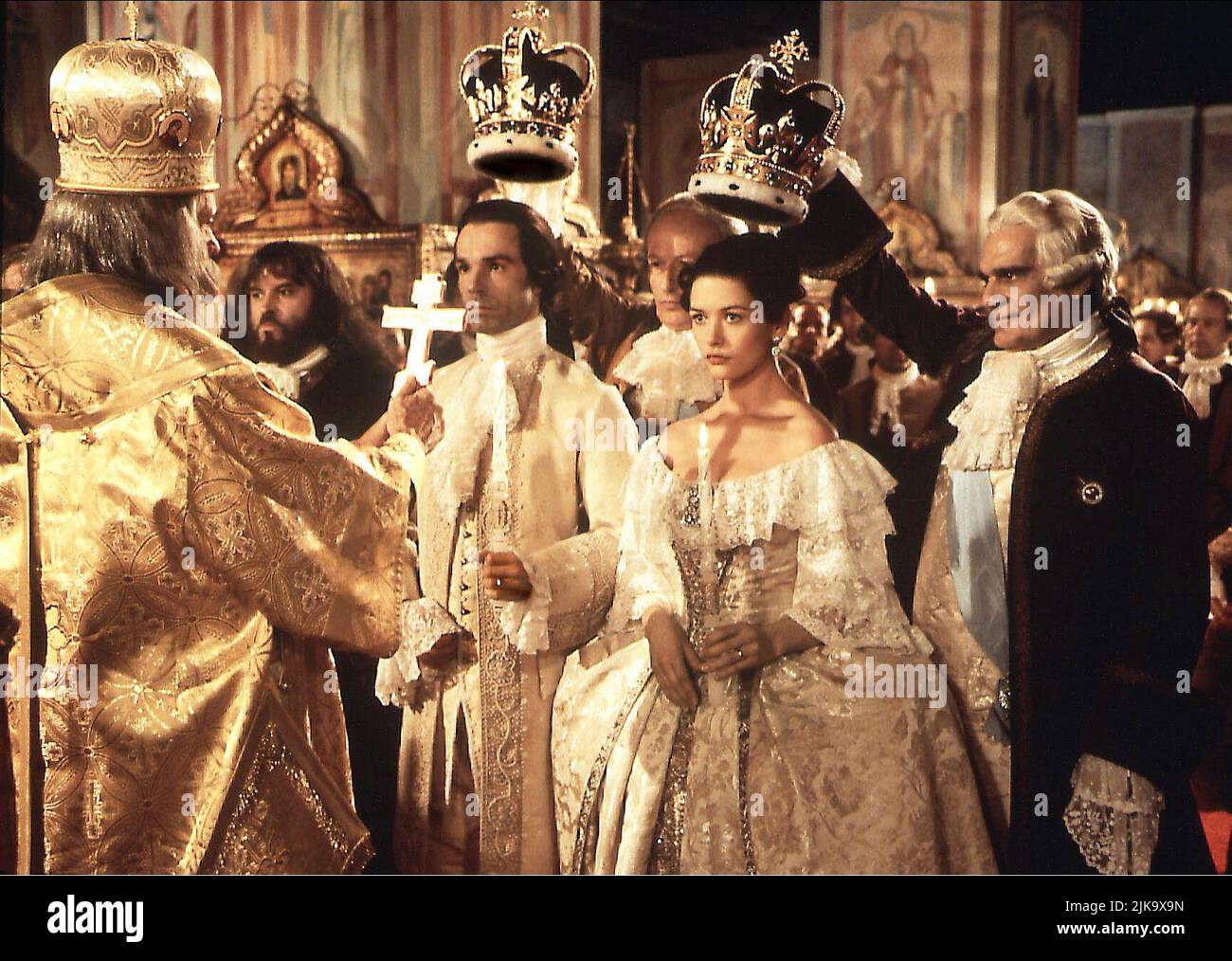 Mel Ferrer, Brian Blessed, Hannes Jaenicke, Catherine Zeta-Jones & Sharif Omar film: Catherine la Grande (TV-film) personnages: Patriarche, Bestuzhev, Peter, Catherine, Razumovsky USA/de/at 1995, Directeur: Marvin J. Chomsky, J Goldsmith 28 avril 1995 **AVERTISSEMENT** cette photographie est à usage éditorial exclusif et est le copyright de SKYLARK CINE et/ou le photographe assigné par la Société de film ou de production et ne peut être reproduite que par des publications en conjonction avec la promotion du film ci-dessus. Un crédit obligatoire pour SKYLARK CINE est requis. Le photographe doit également être crédité lorsque Banque D'Images