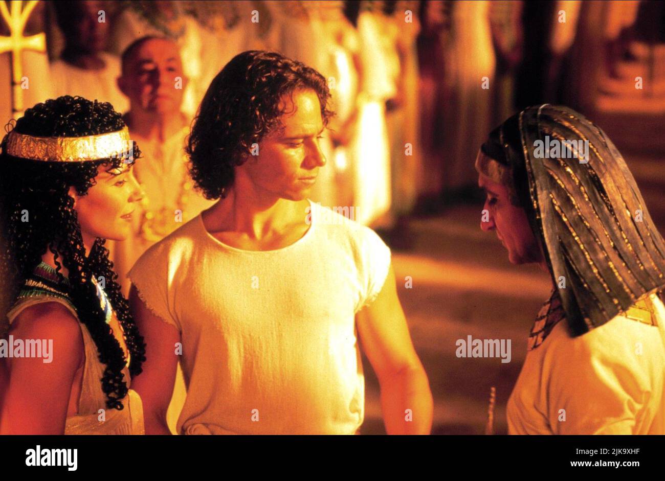 Valeria Cavalli, Paul Mercurio & Ben Kingsley film Joseph in Egypt (1995) personnages : Asenath, Joseph, Potiphar réalisateur : Roger Young 16 avril 1995 **AVERTISSEMENT** cette photographie est à usage éditorial exclusif et est la propriété de BETA film et/ou du photographe assigné par le film ou la société de production et ne peut être reproduite que par des publications en liaison avec la promotion du film ci-dessus. Un crédit obligatoire pour le film BÊTA est requis. Le photographe doit également être crédité lorsqu'il est connu. Aucune utilisation commerciale ne peut être accordée sans autorisation écrite de The film Company. Banque D'Images