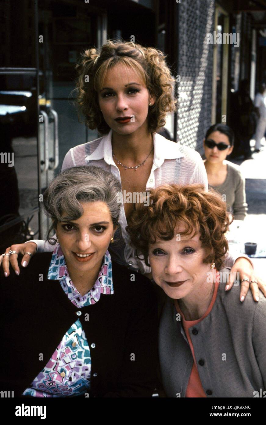 Liza Minnelli, Jennifer Gray et Shirley Maclaine film: The West Side Waltz (1995) personnages: Cara Varnum, Robin Ouiseau, Margaret Mary Elderdice Directeur: Ernest Thompson 23 novembre 1995 **AVERTISSEMENT** cette photographie est destinée à un usage éditorial exclusif et est le droit d'auteur d'ALLIED et/ou du photographe assigné par la Société de film ou de production et ne peut être reproduite que par des publications en conjonction avec la promotion du film ci-dessus. Un crédit obligatoire pour ALLIED est requis. Le photographe doit également être crédité lorsqu'il est connu. Aucune utilisation commerciale ne peut être accordée sans l'autorisation écrite de TH Banque D'Images