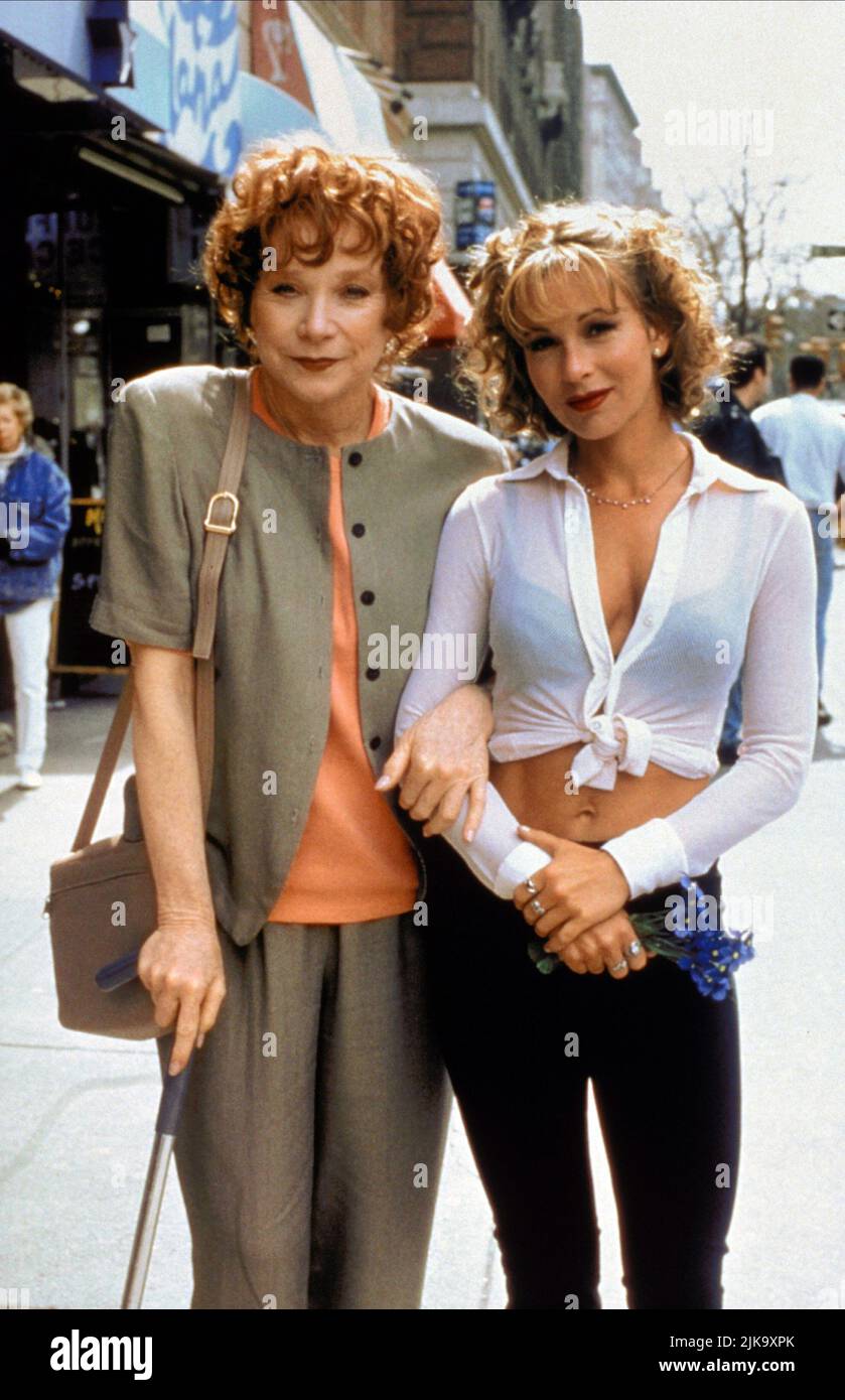 Shirley MacLaine & Jennifer Grey film The West Side Waltz (1995) personnages : Margaret Mary Elderdice, Robin Ouiseau réalisateur : Ernest Thompson 23 novembre 1995 **AVERTISSEMENT** cette photographie est destinée à un usage éditorial seulement et est la propriété d'ALLIED et/ou du photographe assigné par The film or production Company et ne peut être reproduite que dans des publications en liaison avec la promotion du film ci-dessus. Un crédit obligatoire à ALLIED est requis. Le photographe doit également être crédité lorsqu'il est connu. Aucune utilisation commerciale ne peut être accordée sans autorisation écrite de The film Company. Banque D'Images