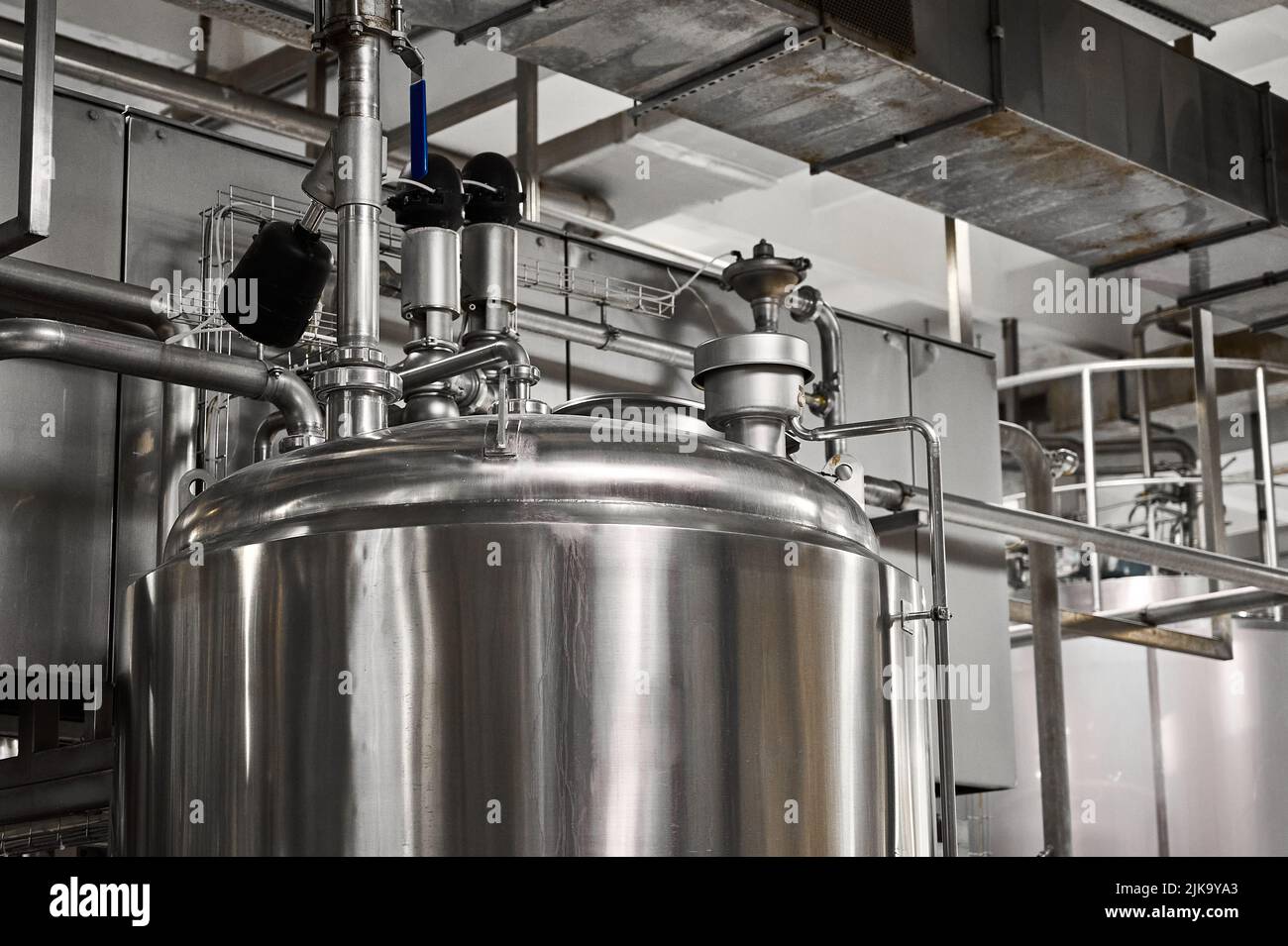 Réservoir dans l'atelier de l'usine de produits laitiers traités thermiquement Banque D'Images