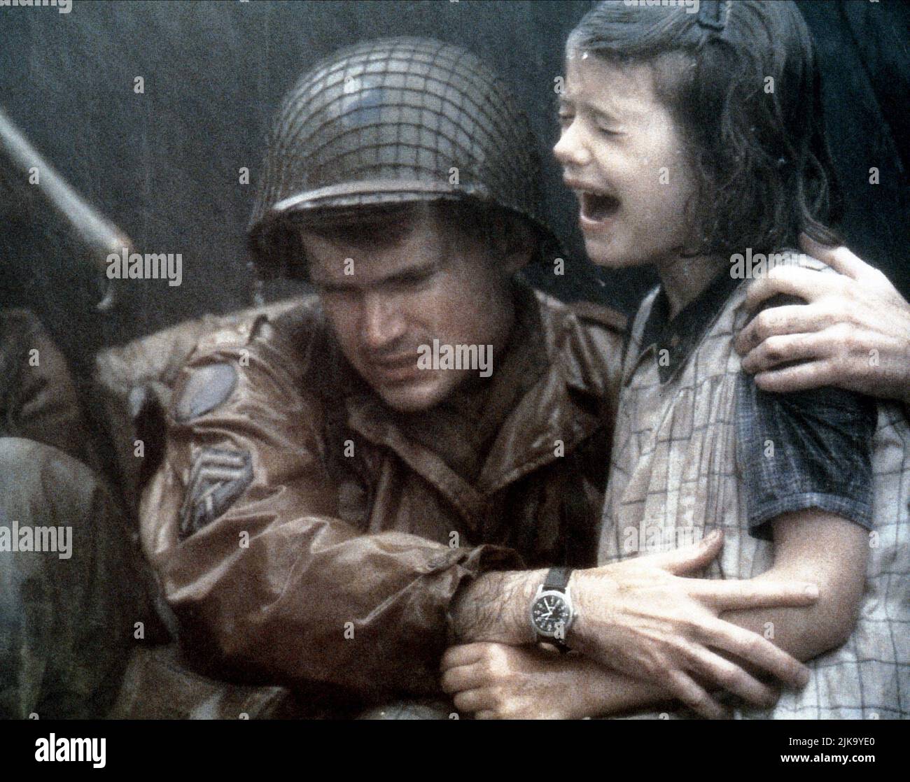 Jeremy Davies & Anna Maguire film: Saving Private Ryan (USA 1998) personnages: Cpl. Timothy P. Upham, fille de Jean Directeur : Steven Spielberg 21 juillet 1998 **AVERTISSEMENT** cette photographie est à usage éditorial exclusif et est protégée par les droits d'auteur de DREAMWORKSPARAMUNT PICTURES et/ou du photographe assigné par la Société de film ou de production et ne peut être reproduite que par des publications en conjonction avec la promotion du film ci-dessus. Un crédit obligatoire pour les IMAGES DREAMWORKSPARAMMOUNT est requis. Le photographe doit également être crédité lorsqu'il est connu. Aucune utilisation commerciale ne peut être accordée sans au écrit Banque D'Images