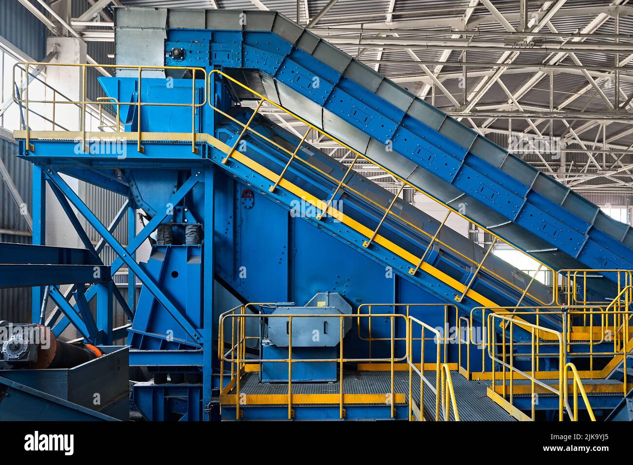 Système de convoyeurs transportant des déchets à l'usine de traitement des déchets Banque D'Images