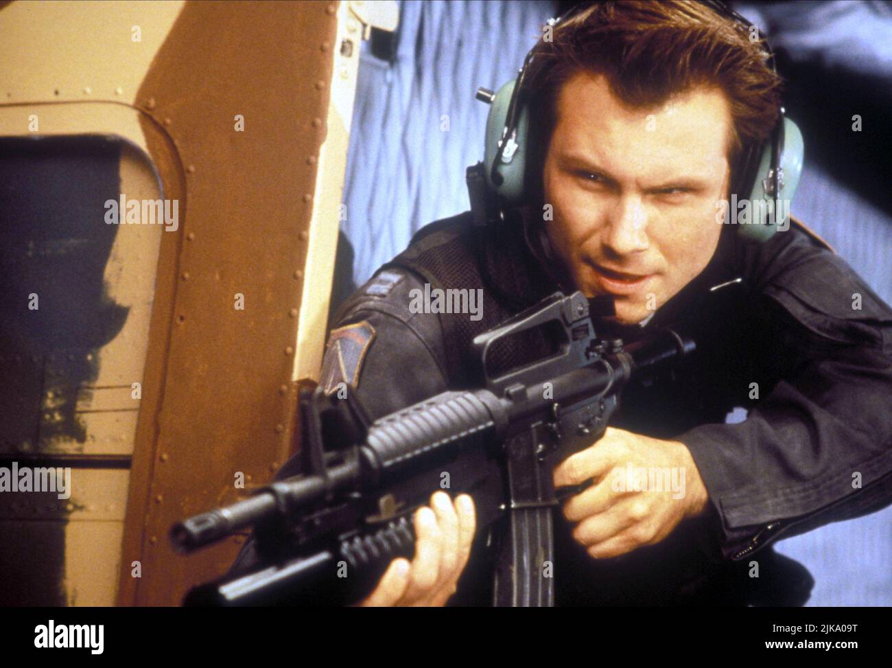 Christian Slater film Broken Arrow (USA 1996) personnages : Capitaine Riley Hale réalisateur : John Woo 09 février 1996 **AVERTISSEMENT** cette photographie est à usage éditorial exclusif et est la propriété de 20TH CENTURY FOX et/ou du photographe désigné par la société de production et ne peut être reproduite que par des publications en liaison avec la promotion du film ci-dessus. Un crédit obligatoire pour 20TH CENTURY FOX est requis. Le photographe doit également être crédité lorsqu'il est connu. Aucune utilisation commerciale ne peut être accordée sans autorisation écrite de The film Company. Banque D'Images