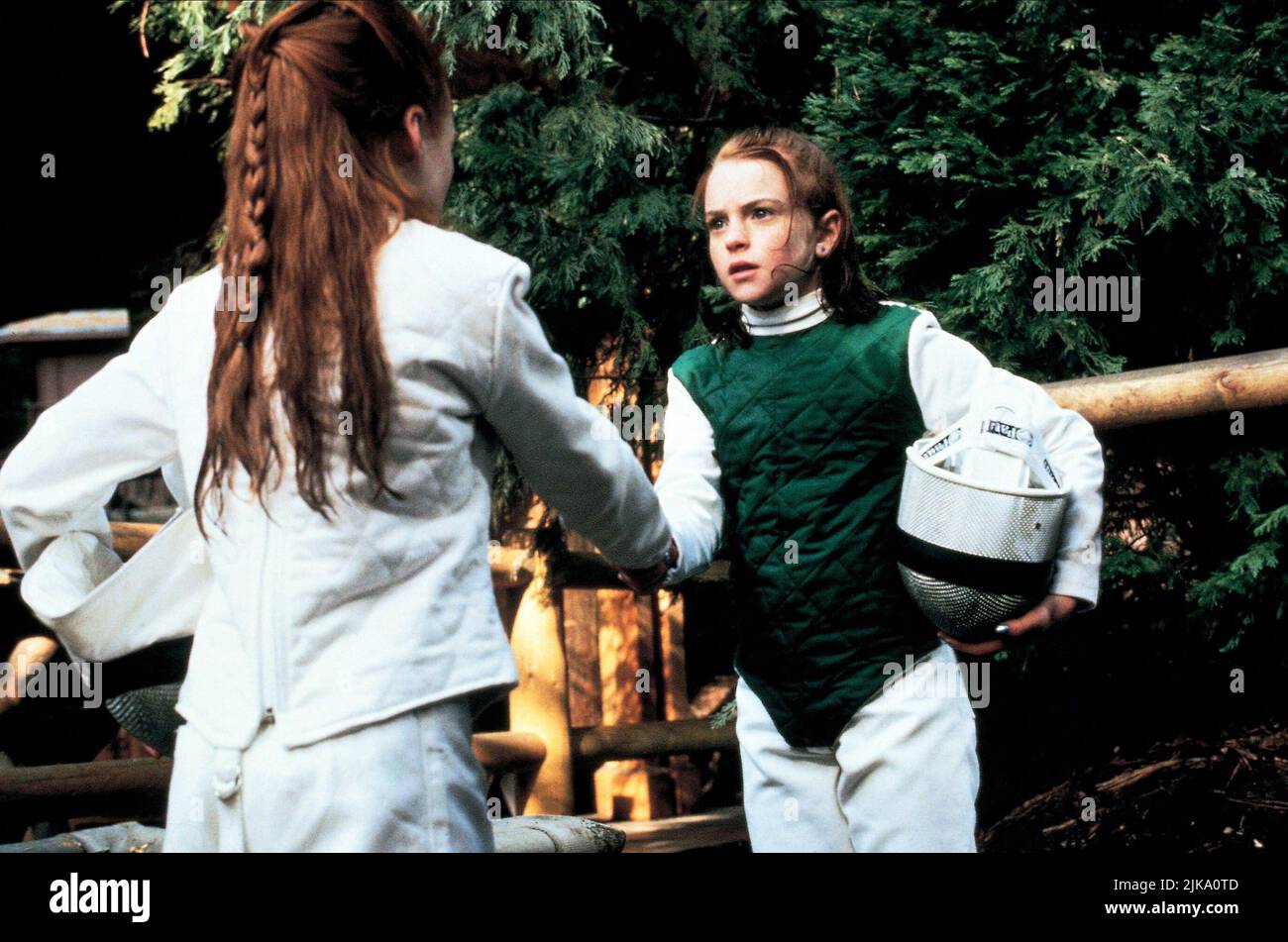 Erin Mackey & Lindsay Lohan film The parent Trap (USA 1998) personnages : Hallie Parker, Annie James réalisatrice : Nancy Meyers 20 juillet 1998 **AVERTISSEMENT** cette photographie est à usage éditorial exclusif et est la propriété de WALT DISNEY PICTURES et/ou du photographe assigné par la société de production et ne peut être reproduite que par des publications en liaison avec la promotion du film ci-dessus. Un crédit obligatoire pour WALT DISNEY PICTURES est requis. Le photographe doit également être crédité lorsqu'il est connu. Aucune utilisation commerciale ne peut être accordée sans autorisation écrite de The film Company. Banque D'Images