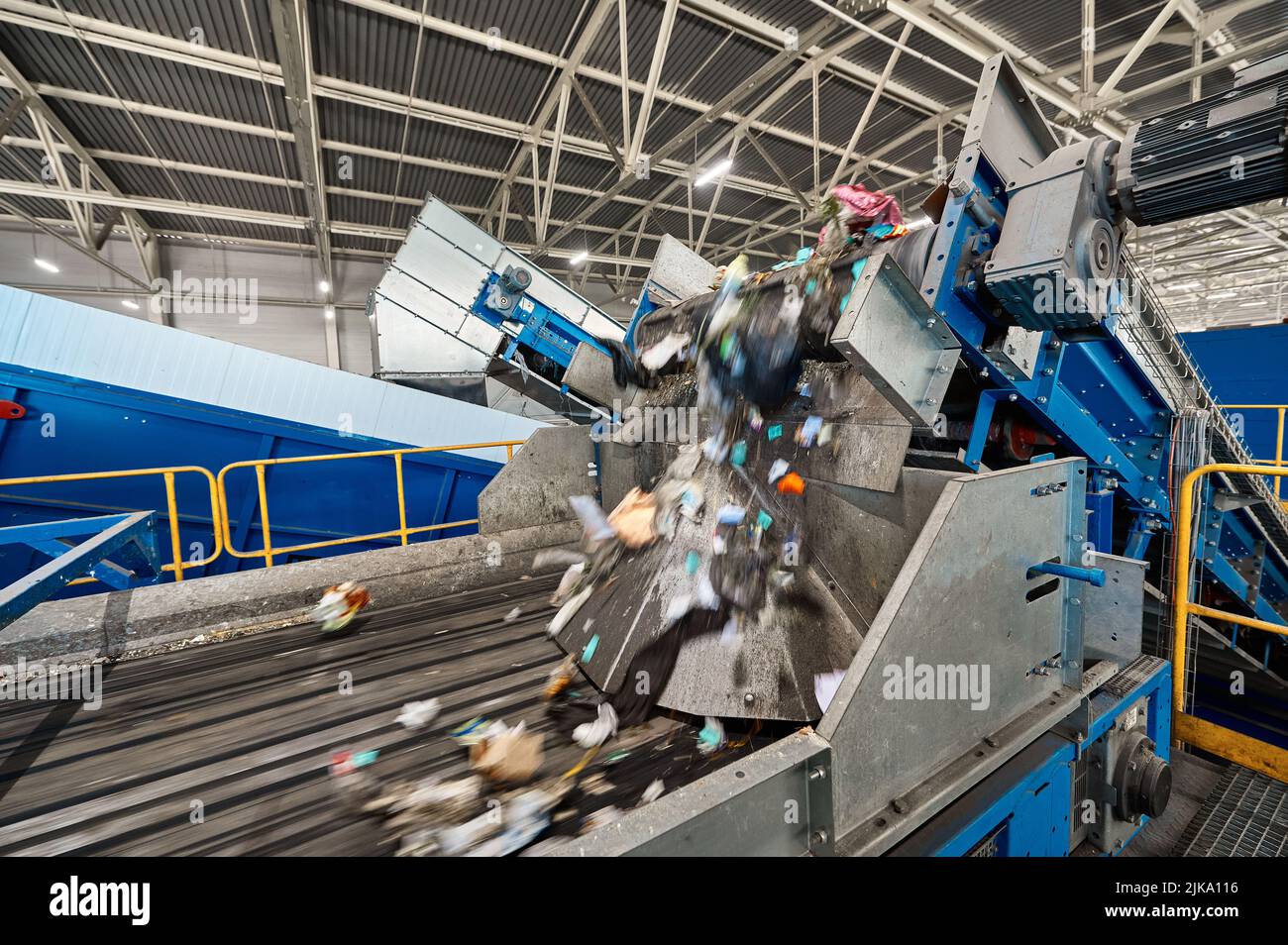 Chaîne de production avec convoyeurs à l'usine de recyclage des déchets Banque D'Images