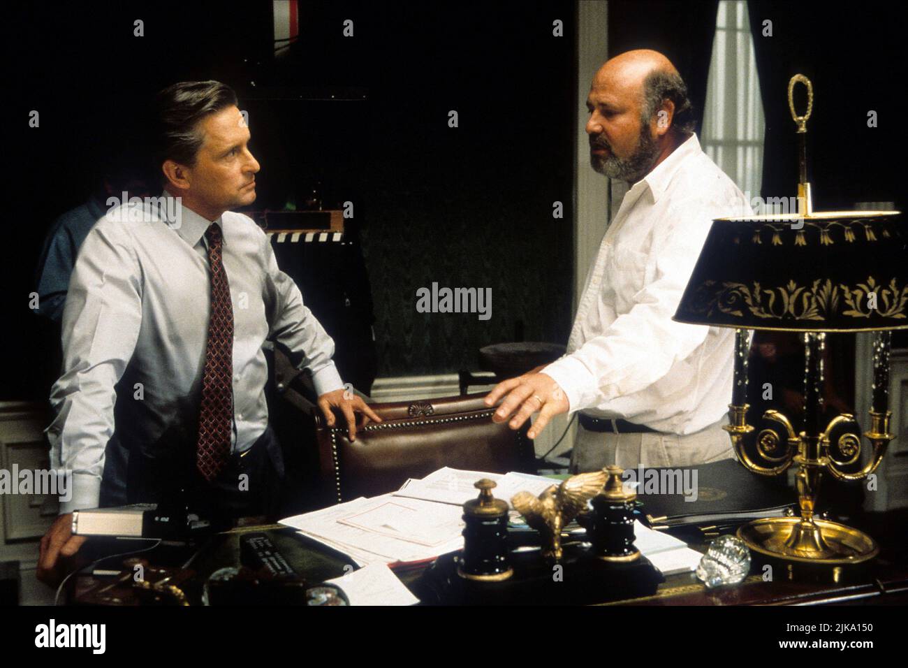 Michael Douglas & Rob Reiner film le Président américain (1996) personnages : Président Andrew Shepherd & réalisateur : Rob Reiner 08 novembre 1995 **AVERTISSEMENT** cette photographie est à usage éditorial seulement et est la propriété de COLUMBIA et/ou du photographe désigné par The film or production Company et ne peut être reproduite que par des publications en liaison avec la promotion du film ci-dessus. Un crédit obligatoire à COLUMBIA est requis. Le photographe doit également être crédité lorsqu'il est connu. Aucune utilisation commerciale ne peut être accordée sans autorisation écrite de The film Company. Banque D'Images