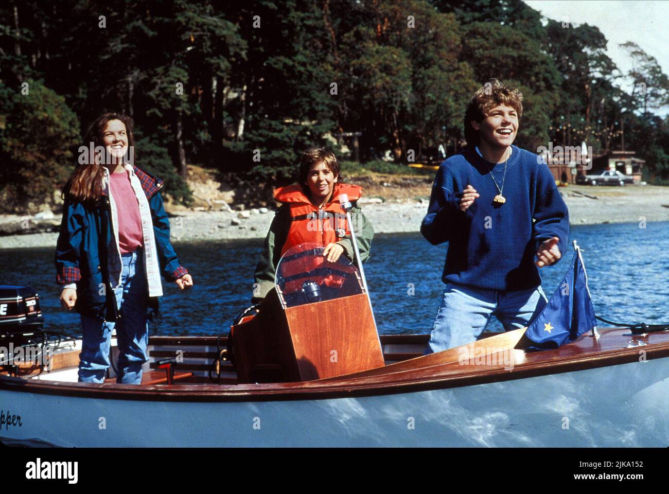 Mary Kate Schellhardt, Francis Capra et Jason James Richter film: Free Willy 2: The Adventure Home (USA/FR 1995) personnages: Nadine, Elvis, Jesse Directeur: Dwight H. Little 19 juillet 1995 **AVERTISSEMENT** cette photographie est à usage éditorial exclusif et est protégée par les droits d'auteur de WARNER BROS. Et/ou du photographe attribué par la Société de film ou de production et ne peut être reproduite que par des publications en conjonction avec la promotion du film ci-dessus. Un crédit obligatoire pour WARNER BROS est requis. Le photographe doit également être crédité lorsqu'il est connu. Aucune utilisation commerciale ne peut être accordée sans autorisation écrite Banque D'Images