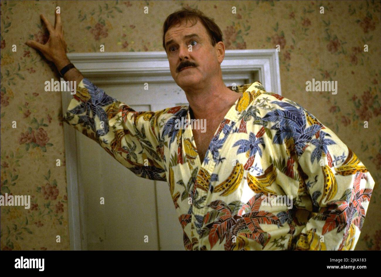 John Cleese film Fierce Creatures (USA/UK 1997) personnages : Rollo Lee réalisateur : Fred Schepisi & Robert Young 23 janvier 1997 **AVERTISSEMENT** cette photographie est destinée à un usage éditorial uniquement et est la propriété de UNIVERSAL PICTURES et/ou du photographe assigné par The film or production Company et ne peut être reproduite que par des publications en liaison avec la promotion du film ci-dessus. Un crédit obligatoire pour UNIVERSAL PICTURES est requis. Le photographe doit également être crédité lorsqu'il est connu. Aucune utilisation commerciale ne peut être accordée sans autorisation écrite de The film Company. Banque D'Images John Cleese film Fierce Creatures (USA/UK 1997) personnages : Rollo Lee réalisateur : Fred Schepisi & Robert Young 23 janvier 1997 **AVERTISSEMENT** cette photographie est destinée à un usage éditorial uniquement et est la propriété de UNIVERSAL PICTURES et/ou du photographe assigné par The film or production Company et ne peut être reproduite que par des publications en liaison avec la promotion du film ci-dessus. Un crédit obligatoire pour UNIVERSAL PICTURES est requis. Le photographe doit également être crédité lorsqu'il est connu. Aucune utilisation commerciale ne peut être accordée sans autorisation écrite de The film Company. Banque D'Images