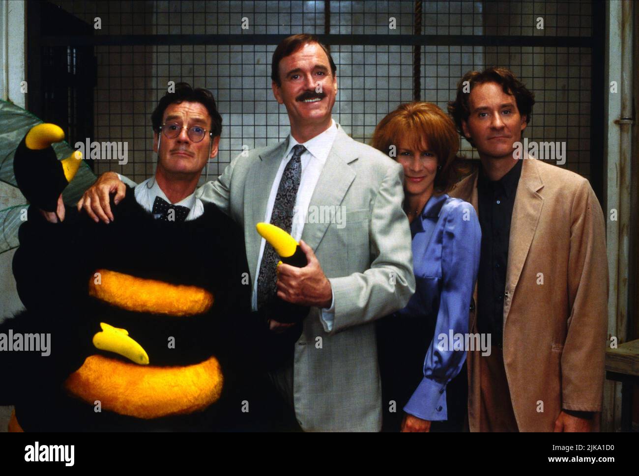 Michael Palin, John Cleese, Jamie Lee Curtis, Kevin Kline film: Fierce Creatures (USA/UK 1997) personnages: Adrian 'Bugsy' Malone,Rollo Lee,Willa Weston,Vince McCain Directeur: Fred Schepei & Robert Young 23 janvier 1997 **AVERTISSEMENT** cette photographie est destinée à un usage éditorial exclusif et est protégée par les droits d'auteur des IMAGES UNIVERSELLES et/ou du photographe attribué par la société film ou production et ne peut être reproduite que par des publications dans le cadre de la promotion du film ci-dessus. Un crédit obligatoire pour LES PHOTOS UNIVERSELLES est requis. Le photographe doit également être crédité lorsqu'il est connu. Pas de commercial Banque D'Images Michael Palin, John Cleese, Jamie Lee Curtis, Kevin Kline film: Fierce Creatures (USA/UK 1997) personnages: Adrian 'Bugsy' Malone,Rollo Lee,Willa Weston,Vince McCain Directeur: Fred Schepei & Robert Young 23 janvier 1997 **AVERTISSEMENT** cette photographie est destinée à un usage éditorial exclusif et est protégée par les droits d'auteur des IMAGES UNIVERSELLES et/ou du photographe attribué par la société film ou production et ne peut être reproduite que par des publications dans le cadre de la promotion du film ci-dessus. Un crédit obligatoire pour LES PHOTOS UNIVERSELLES est requis. Le photographe doit également être crédité lorsqu'il est connu. Pas de commercial Banque D'Images