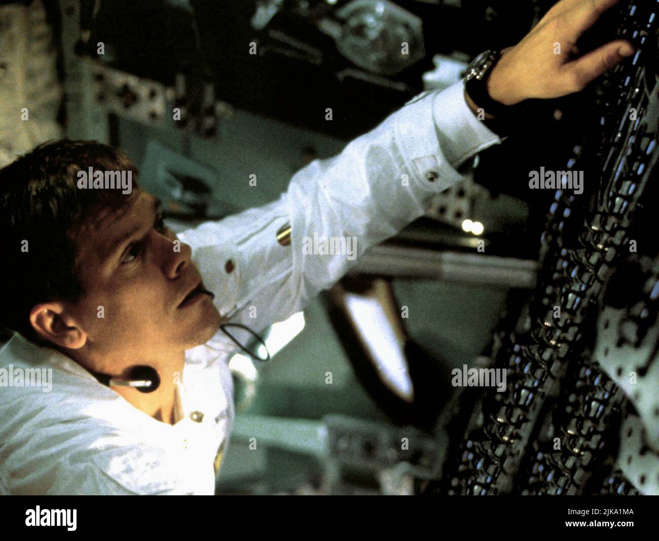 Kevin Bacon film: Apollo 13 (USA 1995) personnages: Jack Swigert Directeur: Ron Howard 22 juin 1995 **AVERTISSEMENT** cette photographie est destinée à un usage éditorial exclusif et est le droit d'auteur d'UNIVERSAL et/ou du photographe attribué par la Société de film ou de production et ne peut être reproduite que par des publications en conjonction avec la promotion du film ci-dessus. Un crédit obligatoire pour UNIVERSEL est requis. Le photographe doit également être crédité lorsqu'il est connu. Aucune utilisation commerciale ne peut être accordée sans l'autorisation écrite de la Société du film. Banque D'Images