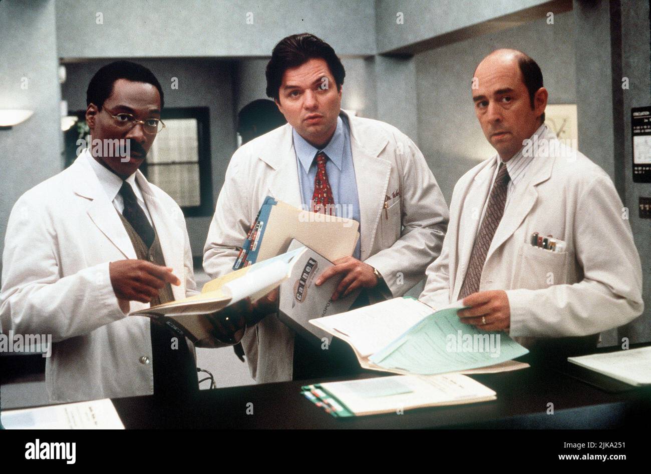 Eddie Murphy, Oliver Platt & Richard Schiff film: Doctor Dolittle (USA 1998) personnages: Dr. John Dolittle, Dr. Mark Weller, Dr. Gene 'Geno' Reiss Directeur : Betty Thomas 13 juin 1998 **AVERTISSEMENT** cette photographie est à usage éditorial exclusif et est le droit d'auteur de 20th CENTURY FOX et/ou le photographe assigné par la Société de film ou de production et ne peut être reproduite que par des publications dans le cadre de la promotion du film ci-dessus. Un crédit obligatoire à 20th CENTURY FOX est requis. Le photographe doit également être crédité lorsqu'il est connu. Aucune utilisation commerciale ne peut être accordée sans autorisation écrite Banque D'Images