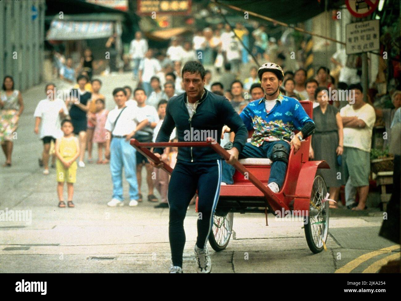 Jean-Claude Van Damme & Rob Schneider film Knock Off (1998) personnages : Marcus Ray & Tommy Hendricks réalisateur : Hark Tsui 17 juillet 1998 **AVERTISSEMENT** cette photographie est à usage éditorial exclusif et est la propriété de TRISTAR et/ou du photographe assigné par la société de production et ne peut être reproduite que par des publications en liaison avec la promotion du film ci-dessus. Un crédit obligatoire pour TRISTAR est requis. Le photographe doit également être crédité lorsqu'il est connu. Aucune utilisation commerciale ne peut être accordée sans autorisation écrite de The film Company. Banque D'Images
