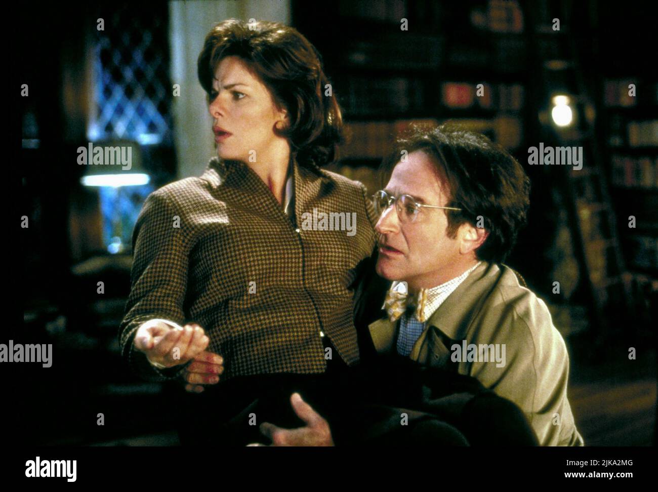 Marcia gay Harden & Robin Williams film: Flubber (1997) personnages: Dr. Sara Jean Reynolds & Professeur Philip Brainard Directeur: Les Mayfield 16 novembre 1997 **AVERTISSEMENT** cette photographie est destinée à un usage éditorial exclusif et est protégée par les droits d'auteur de WALT DISNEY et/ou du photographe attribué par la Société de film ou de production et ne peut être reproduite que par des publications dans le cadre de la promotion du film ci-dessus. Un crédit obligatoire pour WALT DISNEY est requis. Le photographe doit également être crédité lorsqu'il est connu. Aucune utilisation commerciale ne peut être accordée sans l'autorisation écrite de la Société du film. Banque D'Images