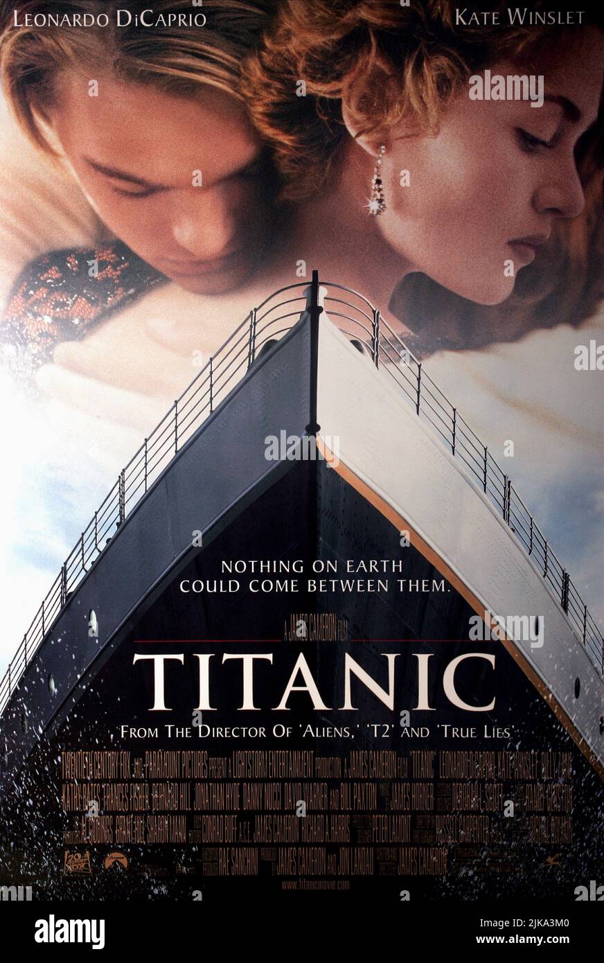 Leonardo Dicaprio,Kate Winslet Poster film Titanic (USA 1997) personnages : Jack Dawson, réalisateur : James Cameron 01 novembre 1997 **AVERTISSEMENT** cette photographie est à usage éditorial seulement et est la propriété de 20TH CENTURY FOX et/ou du photographe assigné par le film ou la société de production et ne peut être reproduite que par des publications en liaison avec la promotion du film ci-dessus. Un crédit obligatoire pour 20TH CENTURY FOX est requis. Le photographe doit également être crédité lorsqu'il est connu. Aucune utilisation commerciale ne peut être accordée sans autorisation écrite de The film Company. Banque D'Images