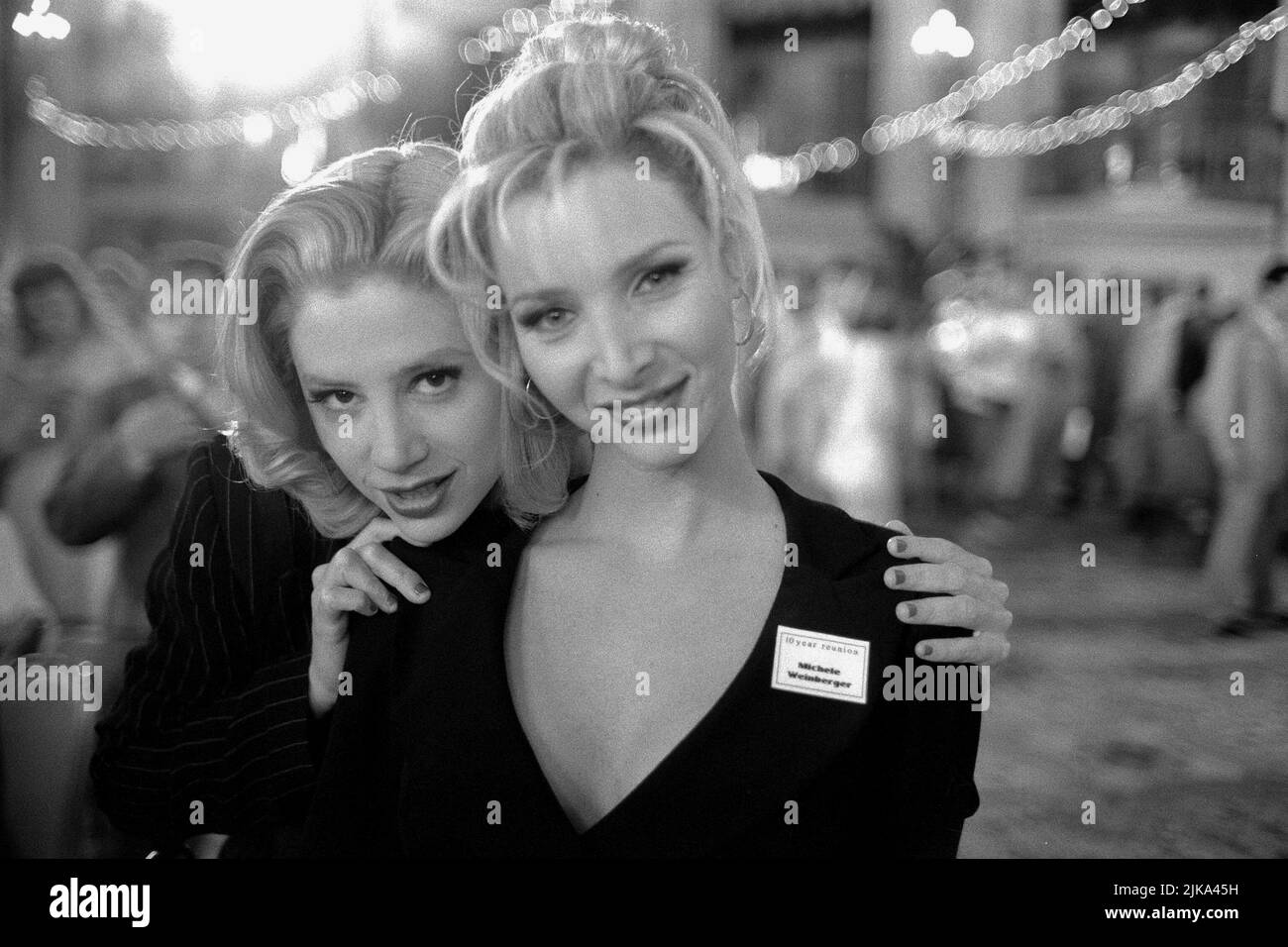 Mira Sorvino & Lisa Kudrow film: Romy and Michele'S High School Reunion (1997) personnages: Romy White & Michele Weinberger Directeur: David Mirkin 25 avril 1997 **AVERTISSEMENT** cette photographie est à usage éditorial exclusif et est le droit d'auteur de BUENA VISTA et/ou le photographe assigné par la Société du film ou de la production et ne peut être reproduite que par des publications dans le cadre de la promotion du film ci-dessus. Un crédit obligatoire pour BUENA VISTA est requis. Le photographe doit également être crédité lorsqu'il est connu. Aucune utilisation commerciale ne peut être accordée sans l'autorisation écrite de la Société du film. Banque D'Images