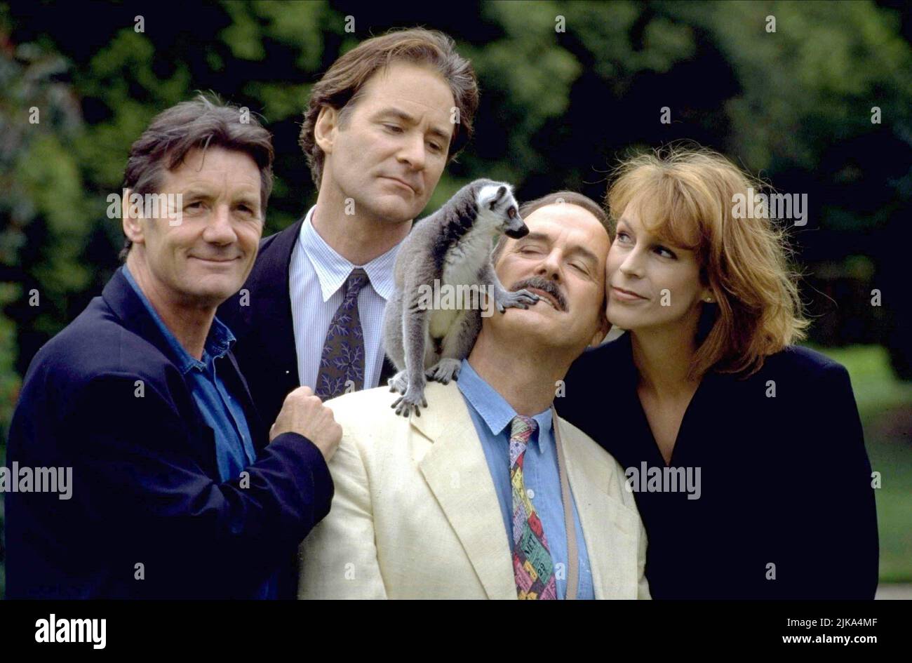 Michael Palin, Kevin Kline, John Cleese & Jamie Lee Curtis film: Fierce Creatures (USA/UK 1997) personnages: Adrian 'Bugsy' Malone,Vince McCain,Rollo Lee & Willa Weston Directeur: Fred Schepei & Robert Young 23 janvier 1997 **AVERTISSEMENT** cette photographie est destinée à un usage éditorial exclusif et est protégée par les droits d'auteur des IMAGES UNIVERSELLES et/ou du photographe attribué par la société film ou production et ne peut être reproduite que par des publications dans le cadre de la promotion du film ci-dessus. Un crédit obligatoire pour LES PHOTOS UNIVERSELLES est requis. Le photographe doit également être crédité lorsqu'il est connu. Pas de comm Banque D'Images Michael Palin, Kevin Kline, John Cleese & Jamie Lee Curtis film: Fierce Creatures (USA/UK 1997) personnages: Adrian 'Bugsy' Malone,Vince McCain,Rollo Lee & Willa Weston Directeur: Fred Schepei & Robert Young 23 janvier 1997 **AVERTISSEMENT** cette photographie est destinée à un usage éditorial exclusif et est protégée par les droits d'auteur des IMAGES UNIVERSELLES et/ou du photographe attribué par la société film ou production et ne peut être reproduite que par des publications dans le cadre de la promotion du film ci-dessus. Un crédit obligatoire pour LES PHOTOS UNIVERSELLES est requis. Le photographe doit également être crédité lorsqu'il est connu. Pas de comm Banque D'Images