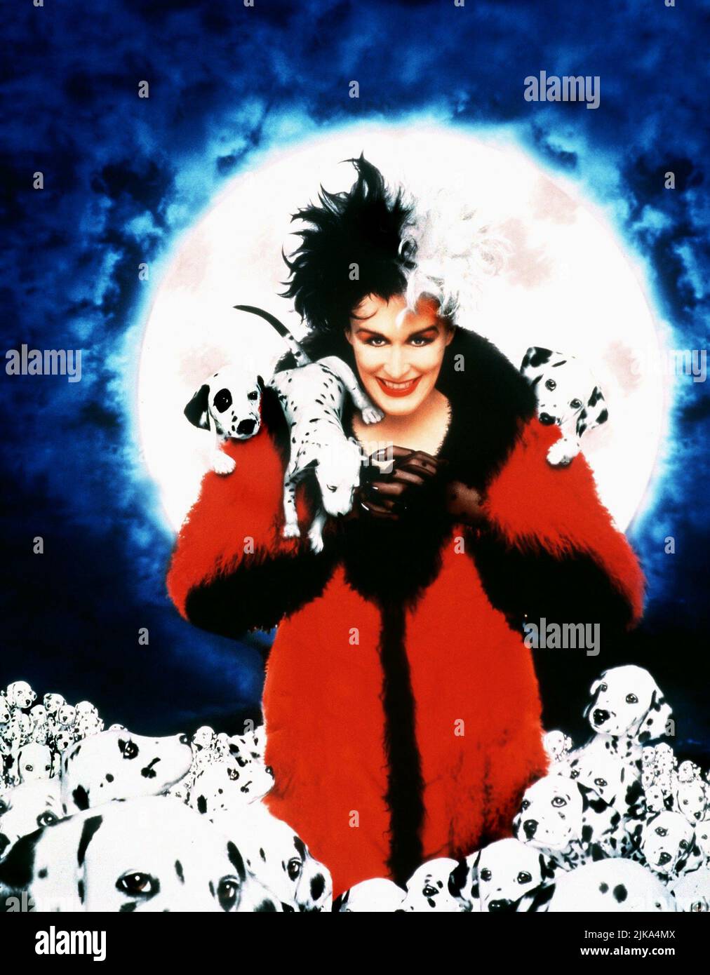 Glenn Close & Puppies film: 101 Dalmatiens (1995) personnages: Cruella de Vil & Director: Stephen Herek 18 novembre 1996 **AVERTISSEMENT** cette photographie est à usage éditorial exclusif et est le droit d'auteur de WALT DISNEY et/ou du photographe assigné par la Société de film ou de production et ne peut être reproduite que par des publications en conjonction avec la promotion du film ci-dessus. Un crédit obligatoire pour WALT DISNEY est requis. Le photographe doit également être crédité lorsqu'il est connu. Aucune utilisation commerciale ne peut être accordée sans l'autorisation écrite de la Société du film. Banque D'Images