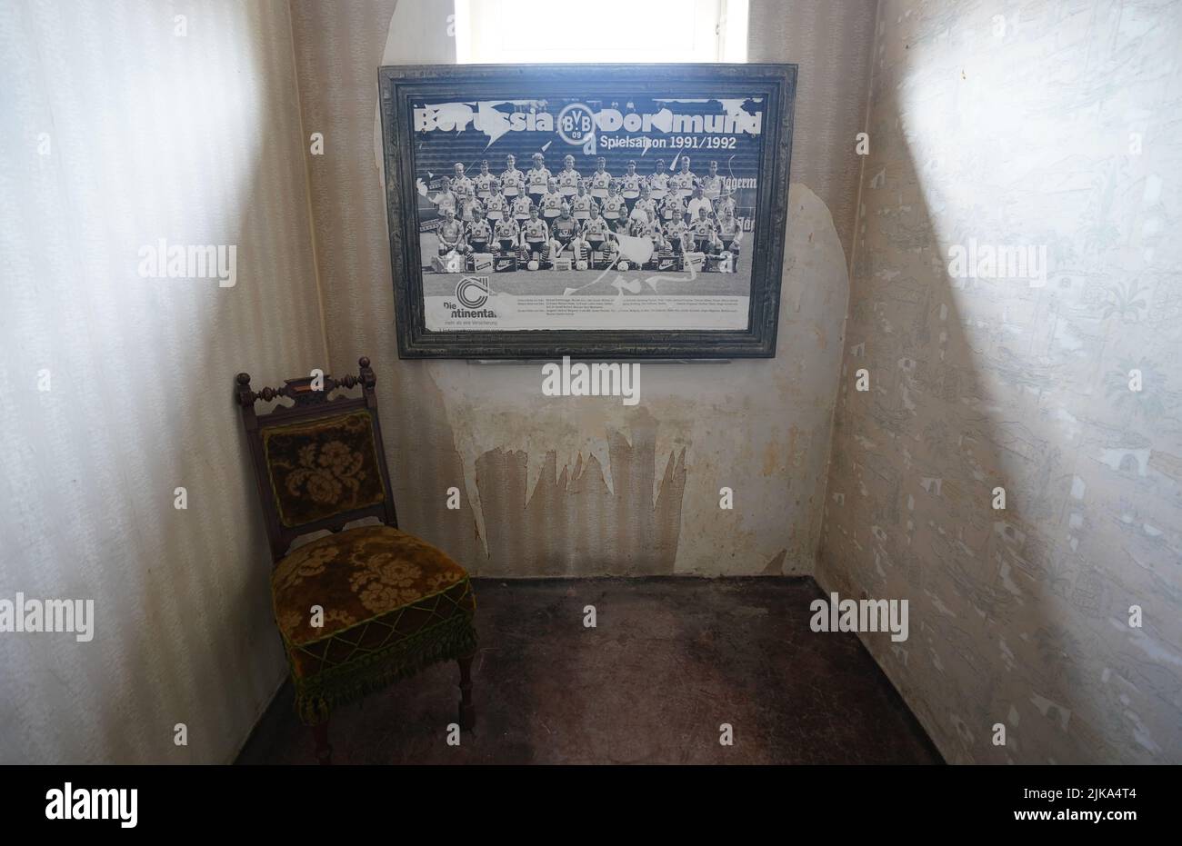 Kiel, Allemagne. 21st juillet 2022. Une affiche photo noire et blanche de l'équipe de football de la Bundesliga BvB Borussia Dortmund de la saison 1991/1992 a été accrochée par des inconnus dans une cellule de l'ancien Centre de détention naval impérial. À quelques mètres de l'entrée de la base navale de Kiel, les soldats attendaient leur peine dans la prison de guerre. Depuis des décennies, l'ancien centre de détention naval est resté vide. (À la série d'été dpa "lieux abandonnés" - "lieu peu connu de l'horreur de la Marine à Kiel") Credit: Marcus Brandt/dpa/Alay Live News Banque D'Images