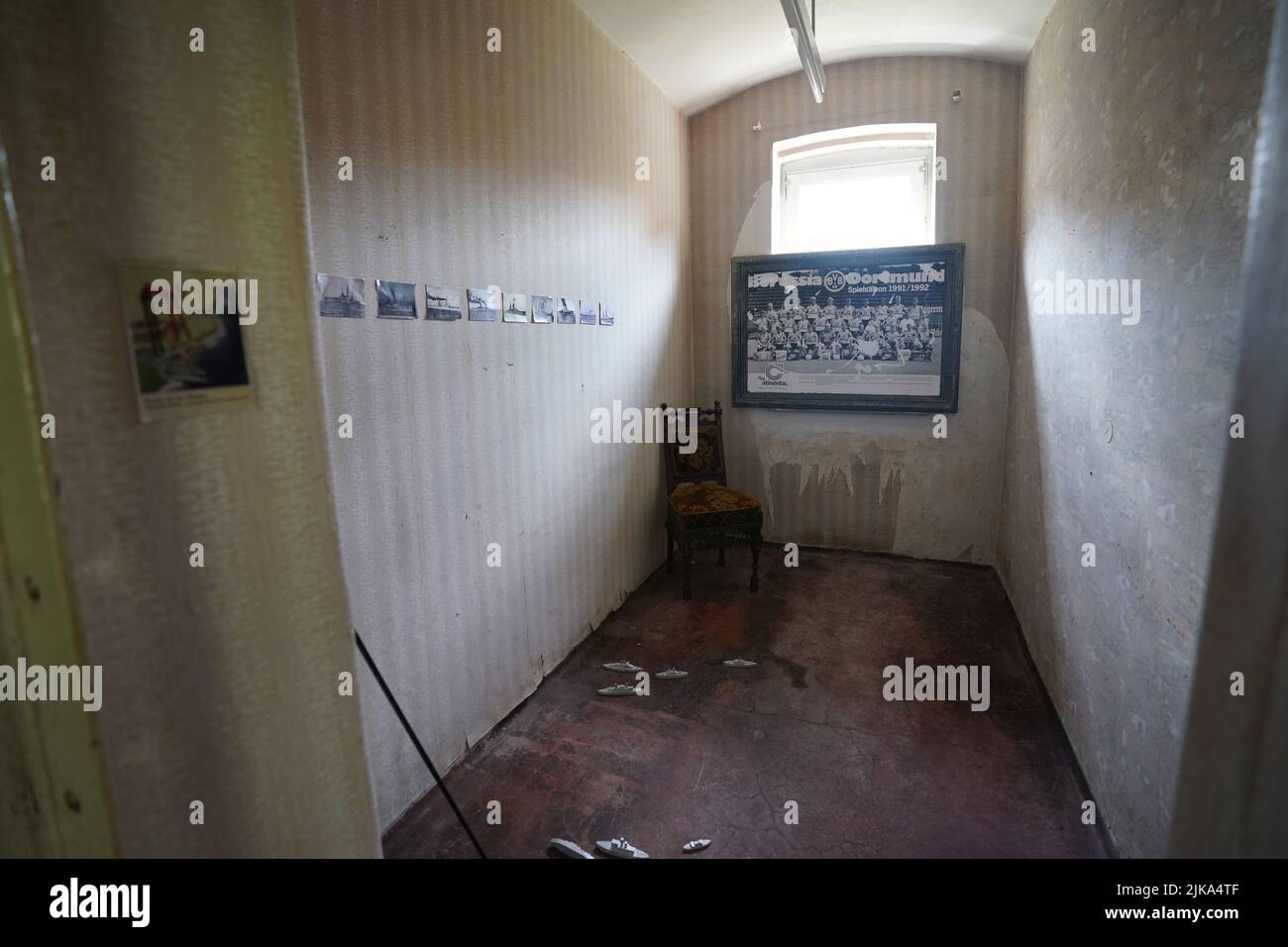 Kiel, Allemagne. 21st juillet 2022. Une affiche photo noire et blanche de l'équipe de football de la Bundesliga BvB Borussia Dortmund de la saison 1991/1992 a été accrochée par des inconnus dans une cellule de l'ancien Centre de détention naval impérial. À quelques mètres de l'entrée de la base navale de Kiel, les soldats attendaient leur peine dans la prison de guerre. Depuis des décennies, l'ancien centre de détention naval est resté vide. (À la série d'été dpa "lieux abandonnés" - "lieu peu connu de l'horreur de la Marine à Kiel") Credit: Marcus Brandt/dpa/Alay Live News Banque D'Images