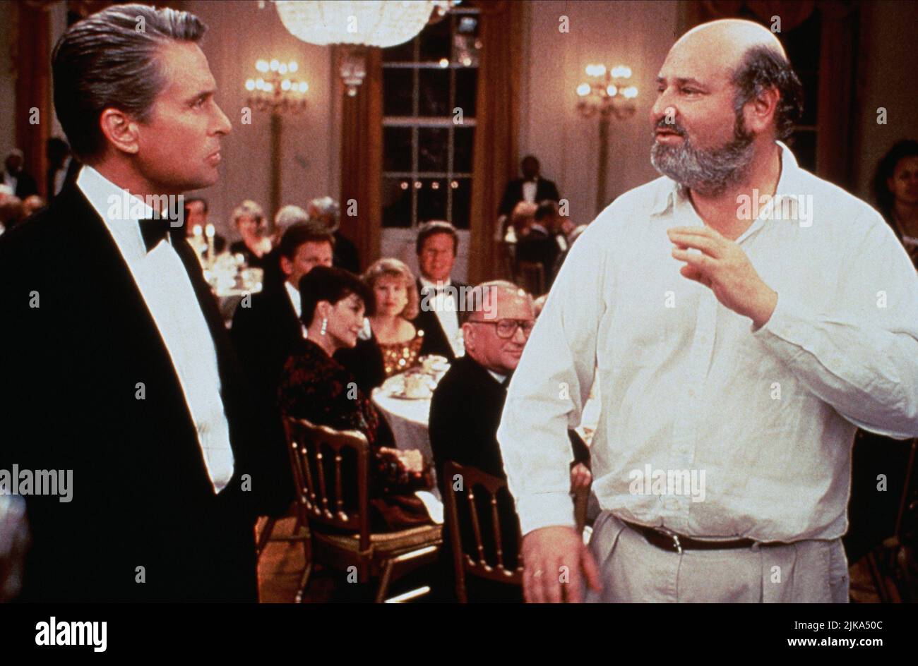 Michael Douglas & Rob Reiner film le Président américain (1996) personnages : Président Andrew Shepherd & réalisateur : Rob Reiner 08 novembre 1995 **AVERTISSEMENT** cette photographie est à usage éditorial seulement et est la propriété de COLUMBIA et/ou du photographe désigné par The film or production Company et ne peut être reproduite que par des publications en liaison avec la promotion du film ci-dessus. Un crédit obligatoire à COLUMBIA est requis. Le photographe doit également être crédité lorsqu'il est connu. Aucune utilisation commerciale ne peut être accordée sans autorisation écrite de The film Company. Banque D'Images